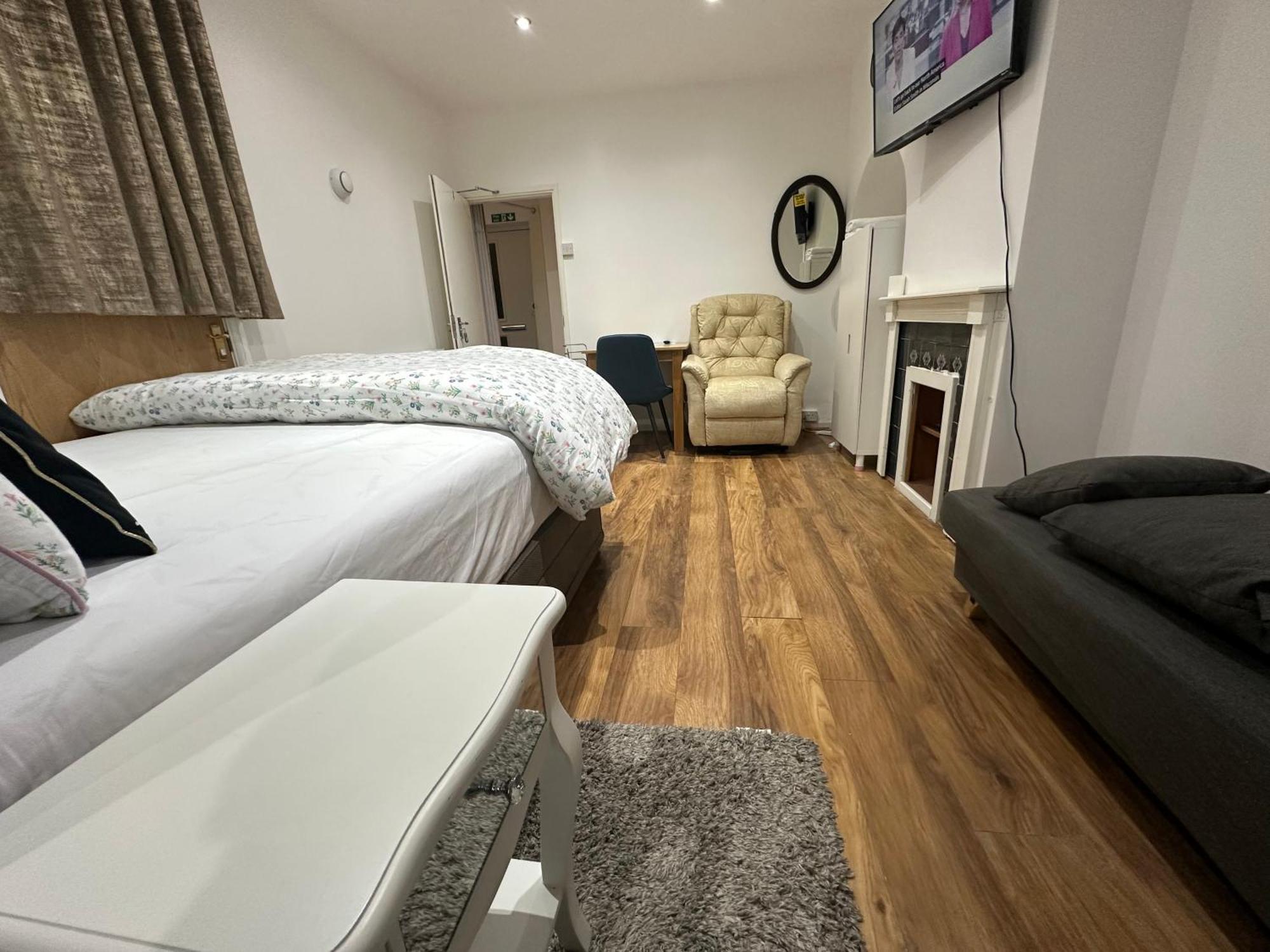 4th Flat With Private Own Bathroom A Luxury Family Setup And Furnished With Double Bed A Double Futon-sofa Bed A Single Futon Bed A Baby Cot And Garden And Free Parking Appartement *