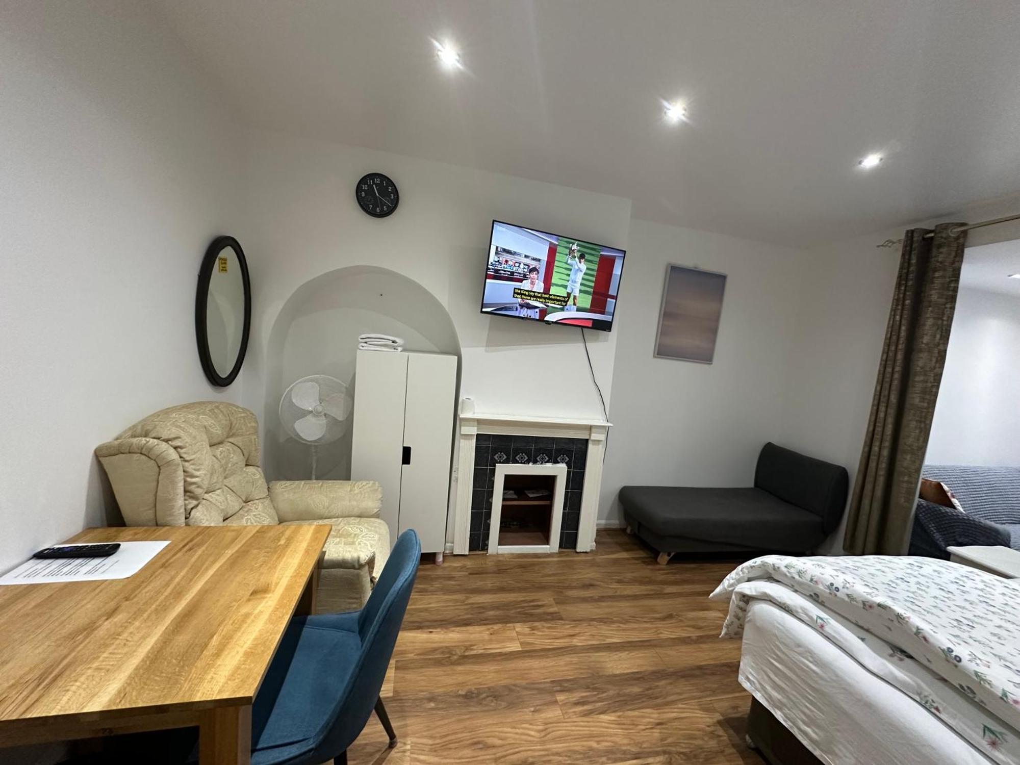 4th Flat With Private Own Bathroom A Luxury Family Setup And Furnished With Double Bed A Double Futon-sofa Bed A Single Futon Bed A Baby Cot And Garden And Free Parking Appartement