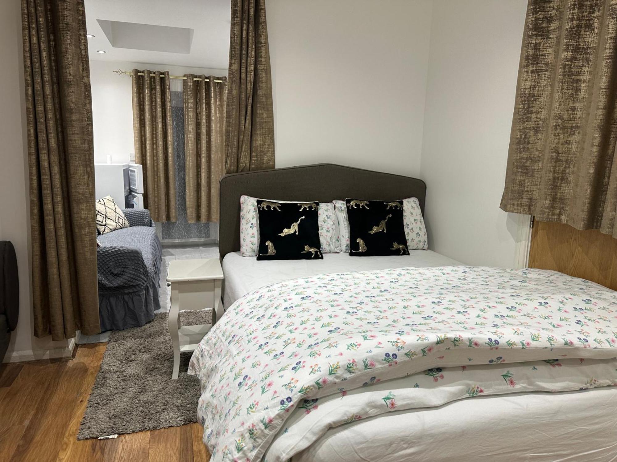4th Flat With Private Own Bathroom A Luxury Family Setup And Furnished With Double Bed A Double Futon-sofa Bed A Single Futon Bed A Baby Cot And Garden And Free Parking Appartement