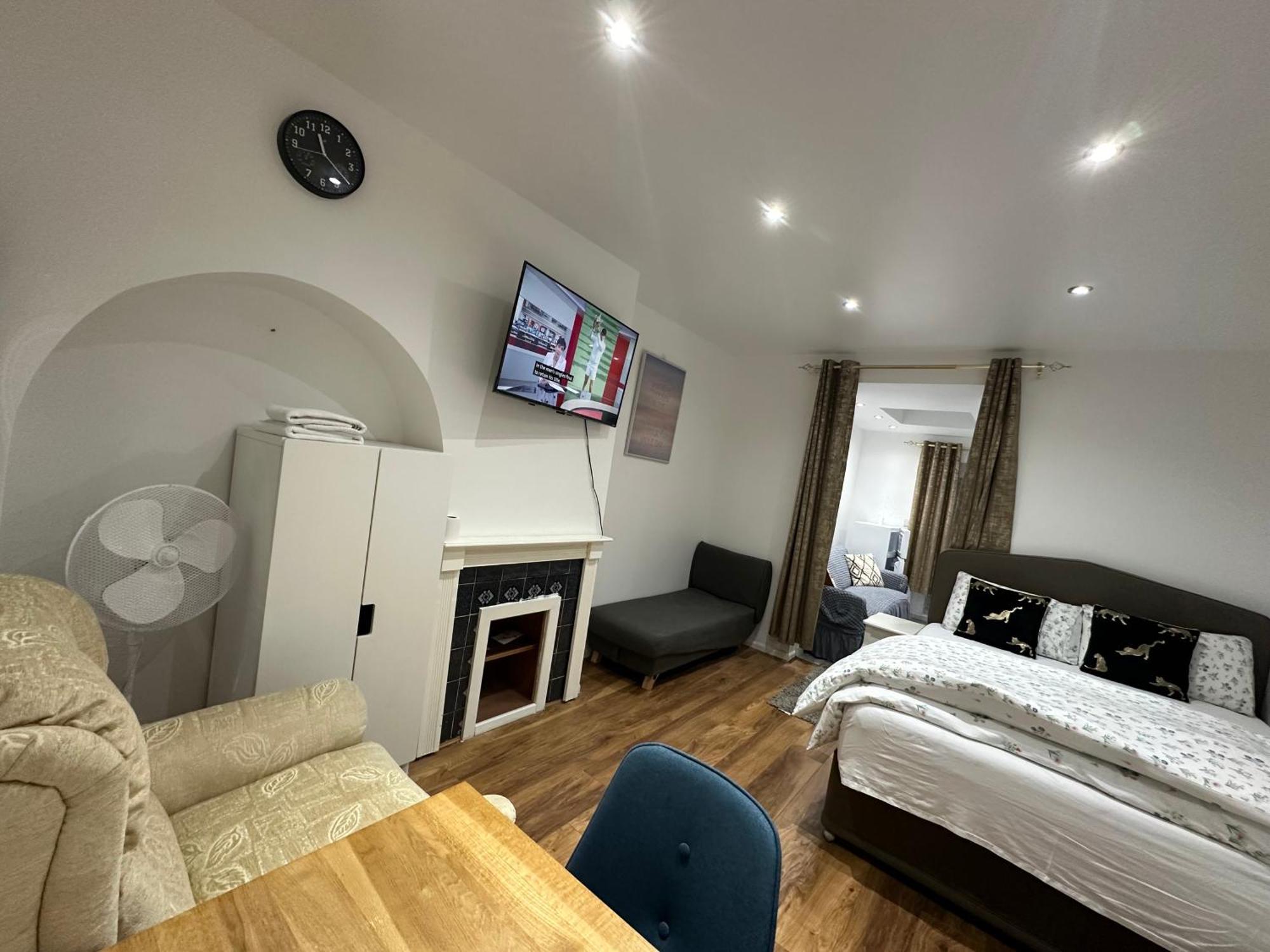 Appartement 4th Flat With Private Own Bathroom A Luxury Family Setup And Furnished With Double Bed A Double Futon-sofa Bed A Single Futon Bed A Baby Cot And Garden And Free Parking
