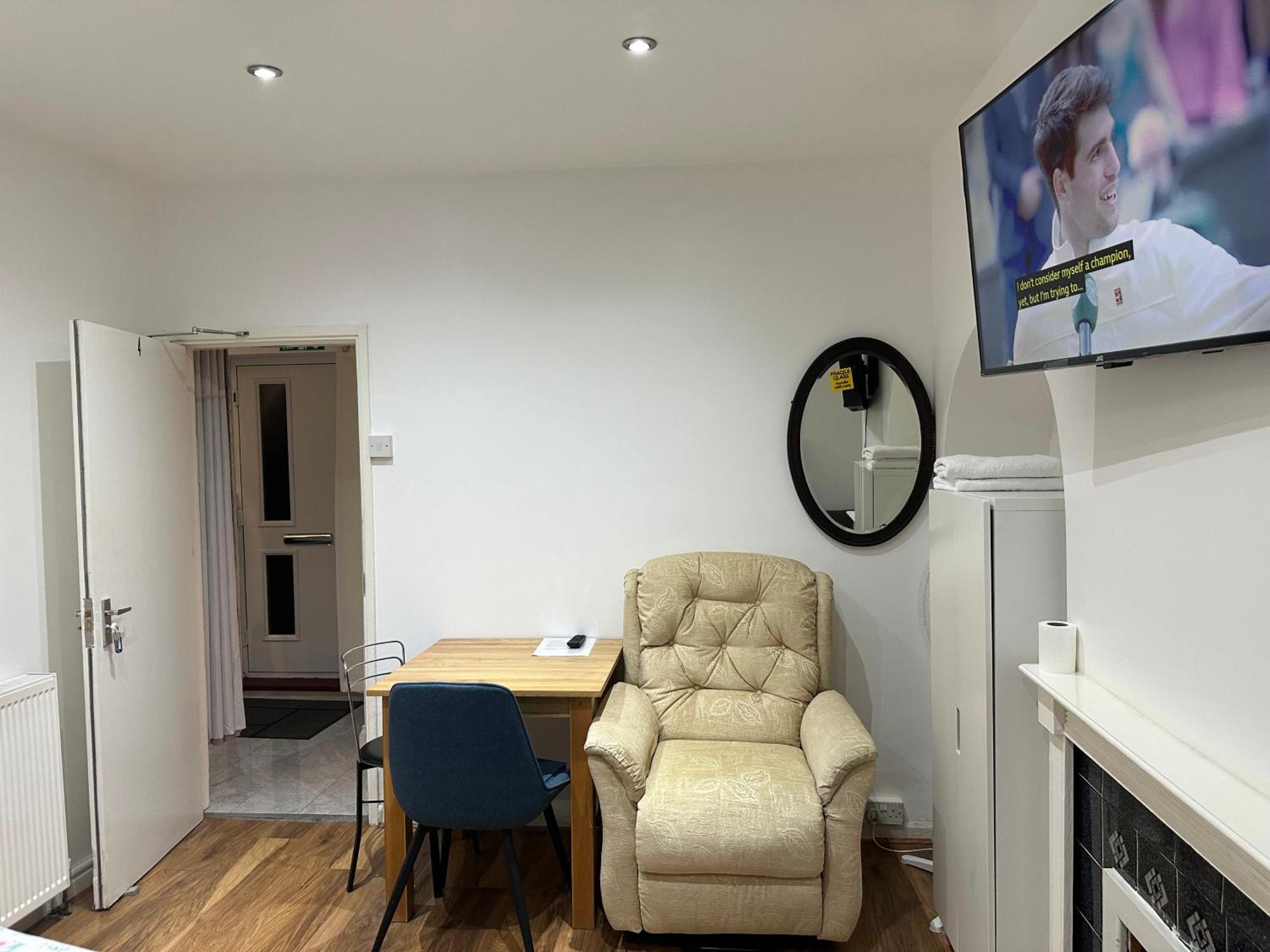 4th Flat With Private Own Bathroom A Luxury Family Setup And Furnished With Double Bed A Double Futon-sofa Bed A Single Futon Bed A Baby Cot And Garden And Free Parking Appartement Londen