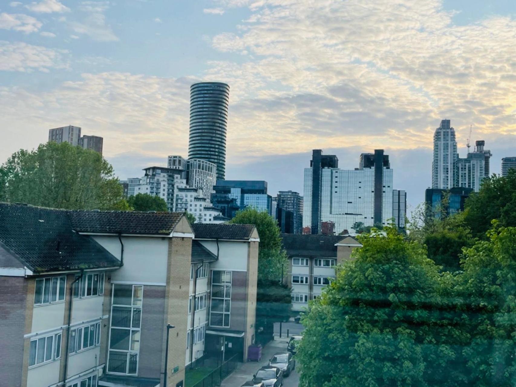 Cosy Bedroom With Private Bathroom Ensuite In Canary Wharf E14 Only 1 Stop To Excel And O2 For Short Or Long Let In Canary Wharf, Less Than An Hour From Heathrow, Stansted And Gatwick Airport Maison d'hôtes Londres