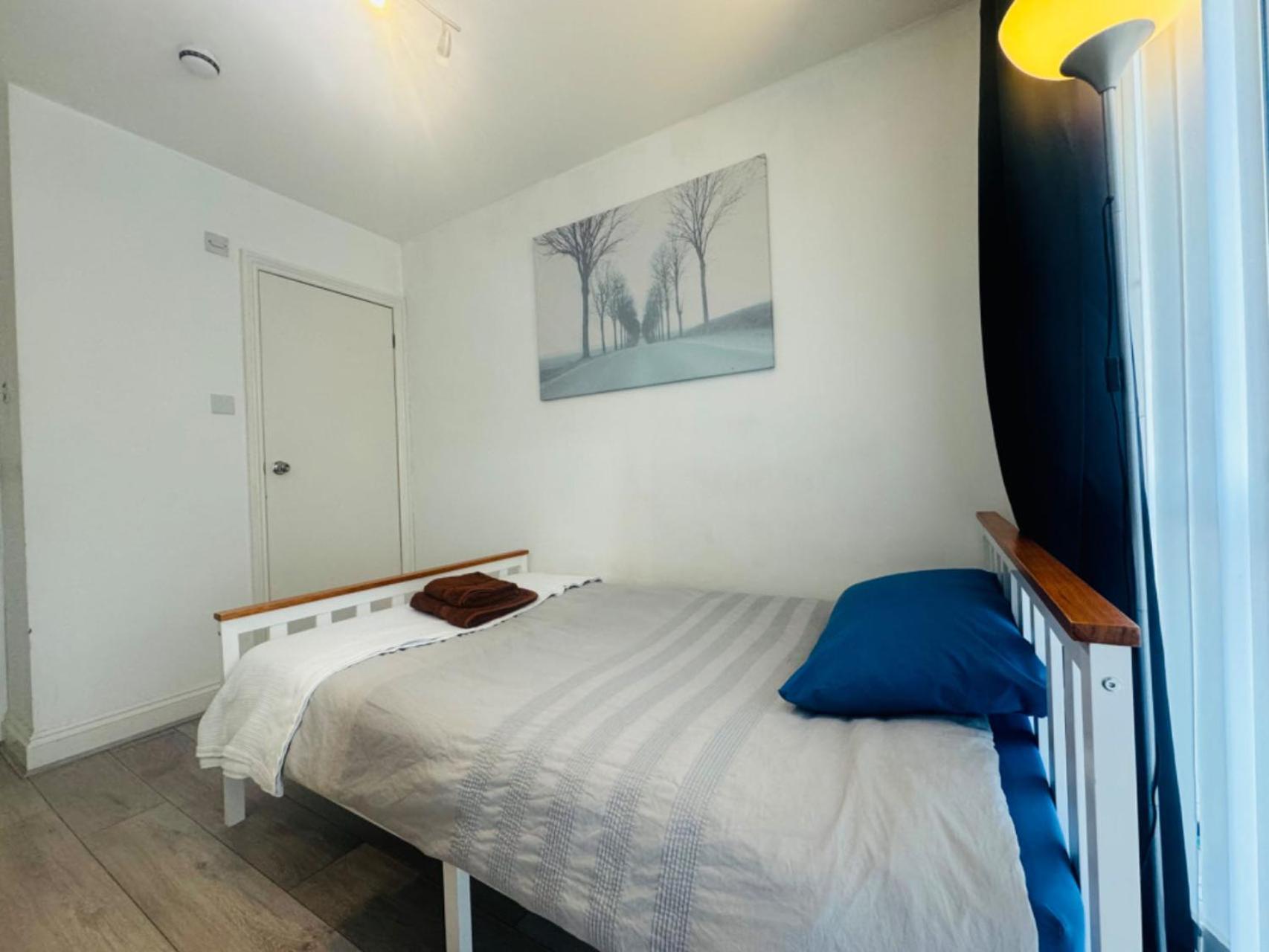 Cosy Bedroom With Private Bathroom Ensuite In Canary Wharf E14 Only 1 Stop To Excel And O2 For Short Or Long Let In Canary Wharf, Less Than An Hour From Heathrow, Stansted And Gatwick Airport Maison d'hôtes Londres