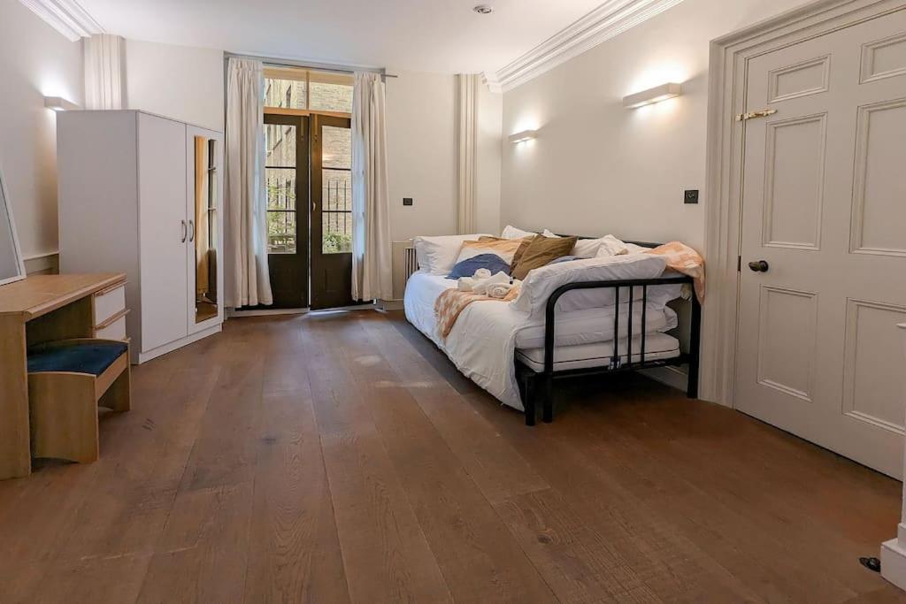 Extra Big 4-bed House In Liverpool Street! Casa de Férias *