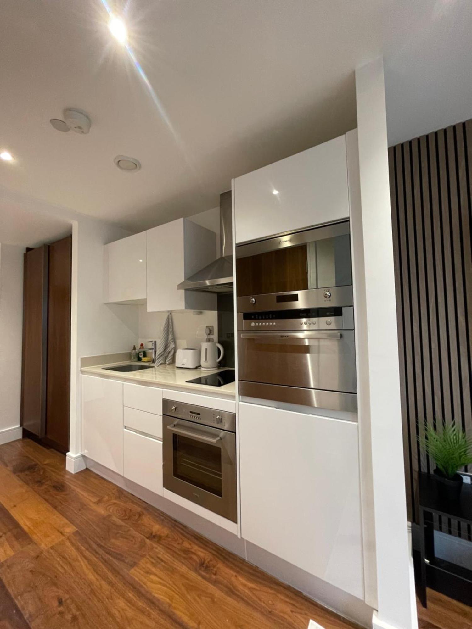 In Canary Wharf Apartment London