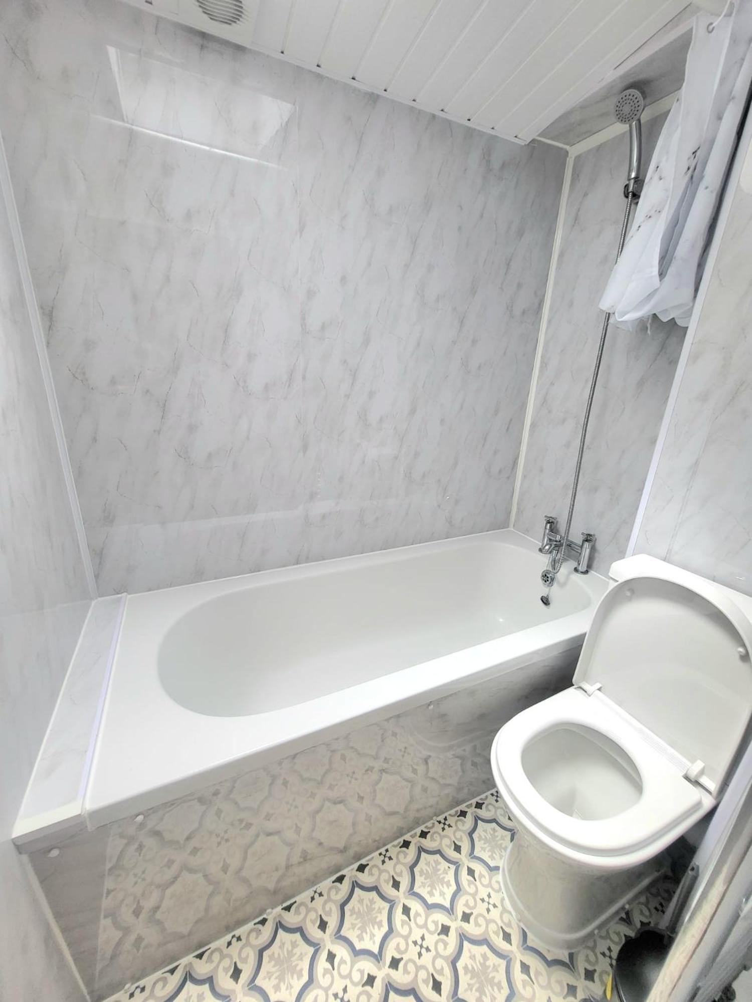 Gasthof En-suite Double - Leytonstone E11