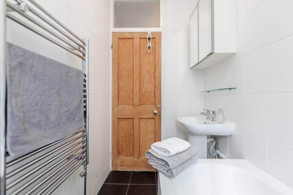Bright, Modernised Close To Borough Market *