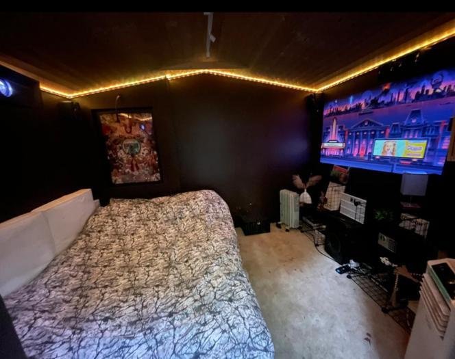 Live In Garden Hut Cinema With Hot Tub Habitación en casa particular