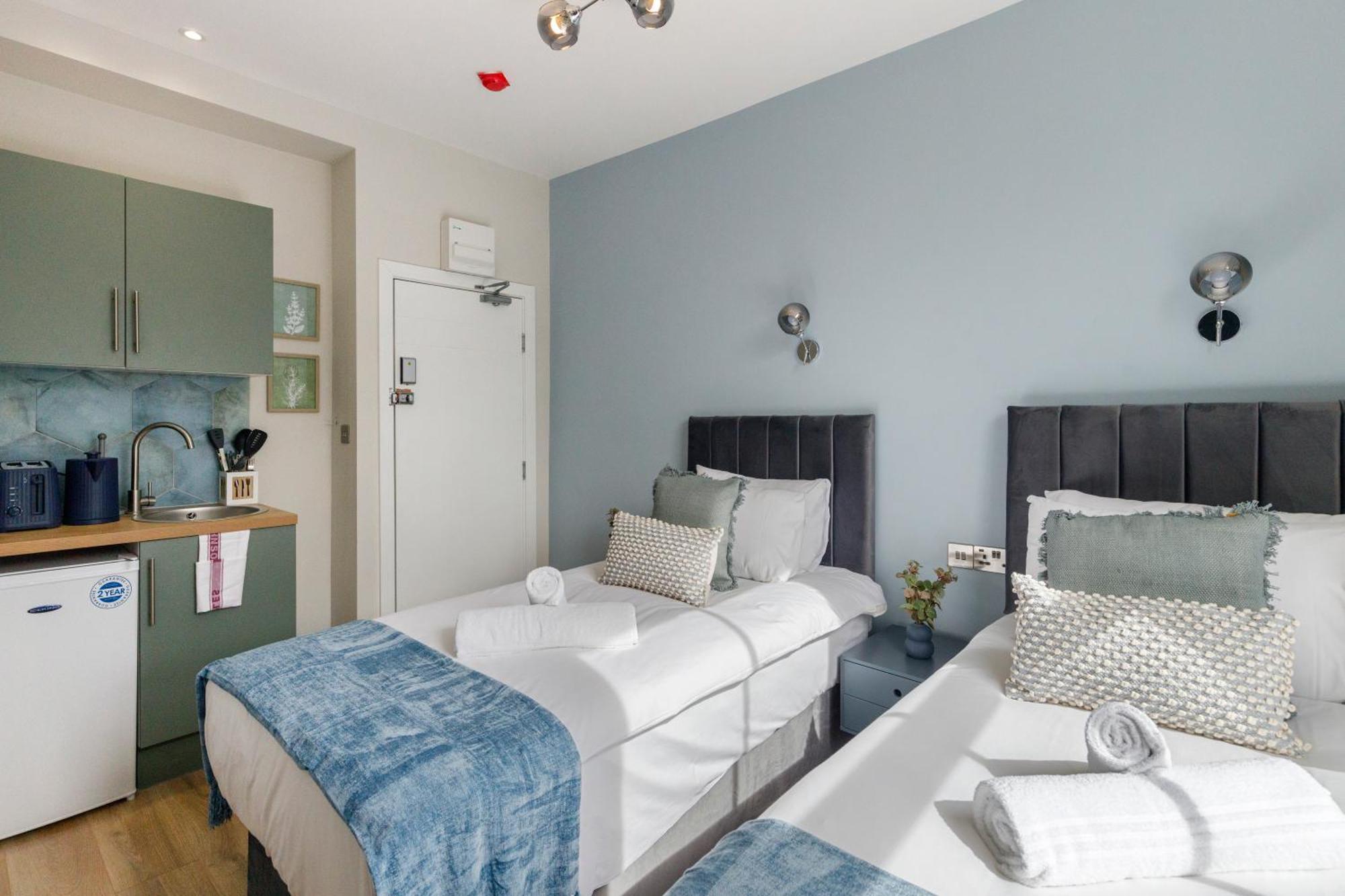 Living Refined: With Full Kitchen Apartamento *