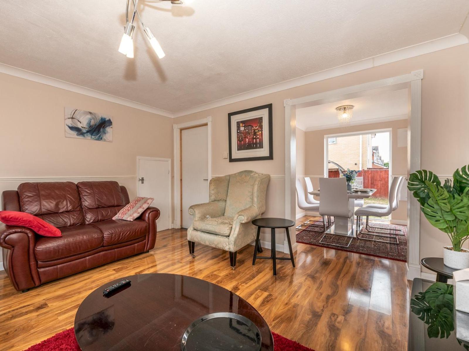 Hébergement de vacances 4 Bed House In Greater Parking Pass The Keys