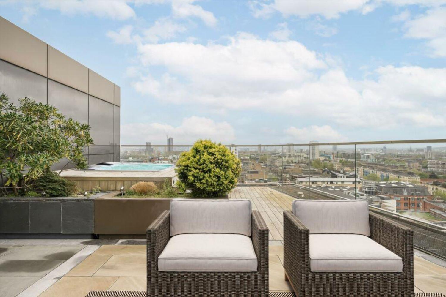Stunning Duplex Penthouse Over 2200 Sq Ft Sleeps 8 With Jacuzzi Rooftop Views Of The City * Londres