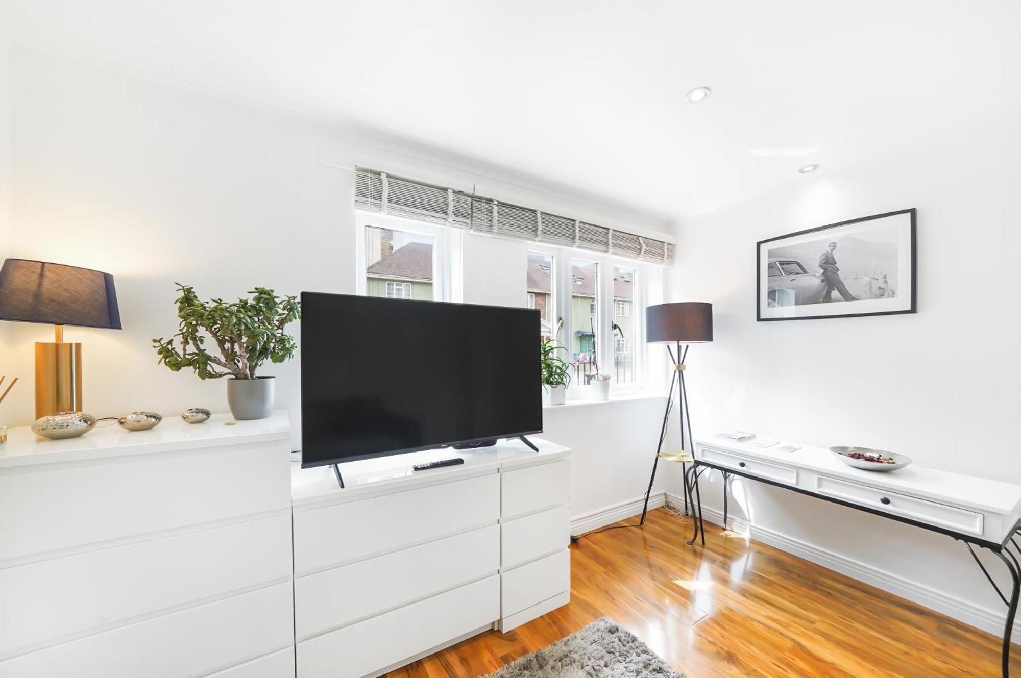 A Beautiful Stylish 2 Bedroom -city Of Apartment