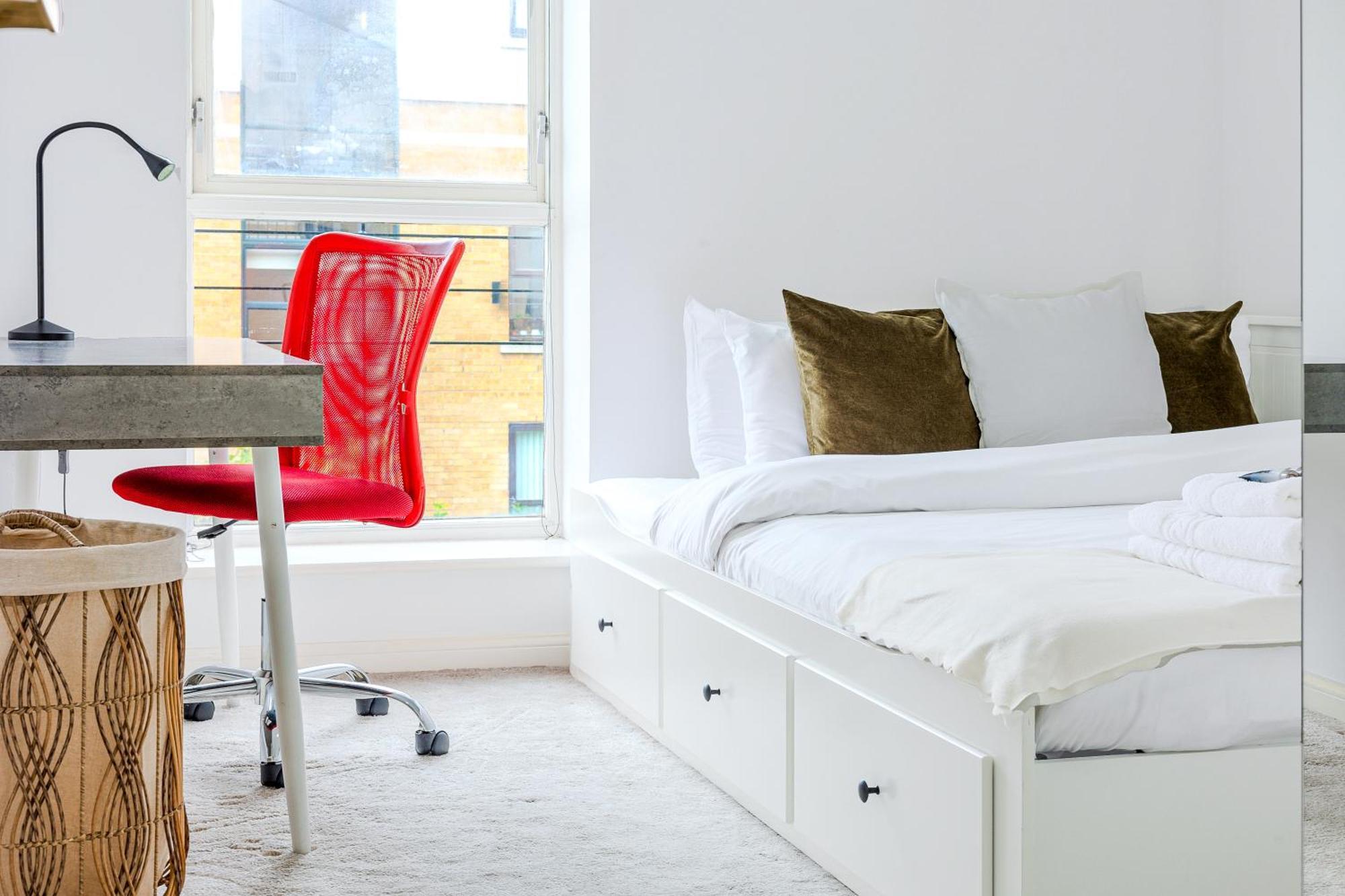 Bright New 2br Flat With Balcony Near Excel *
