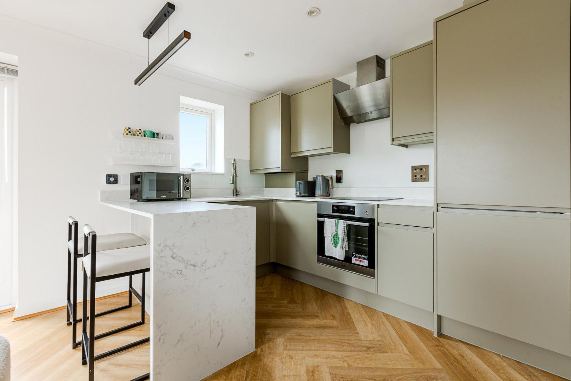 Bright New 2br Flat With Balcony Near Excel Apartamento