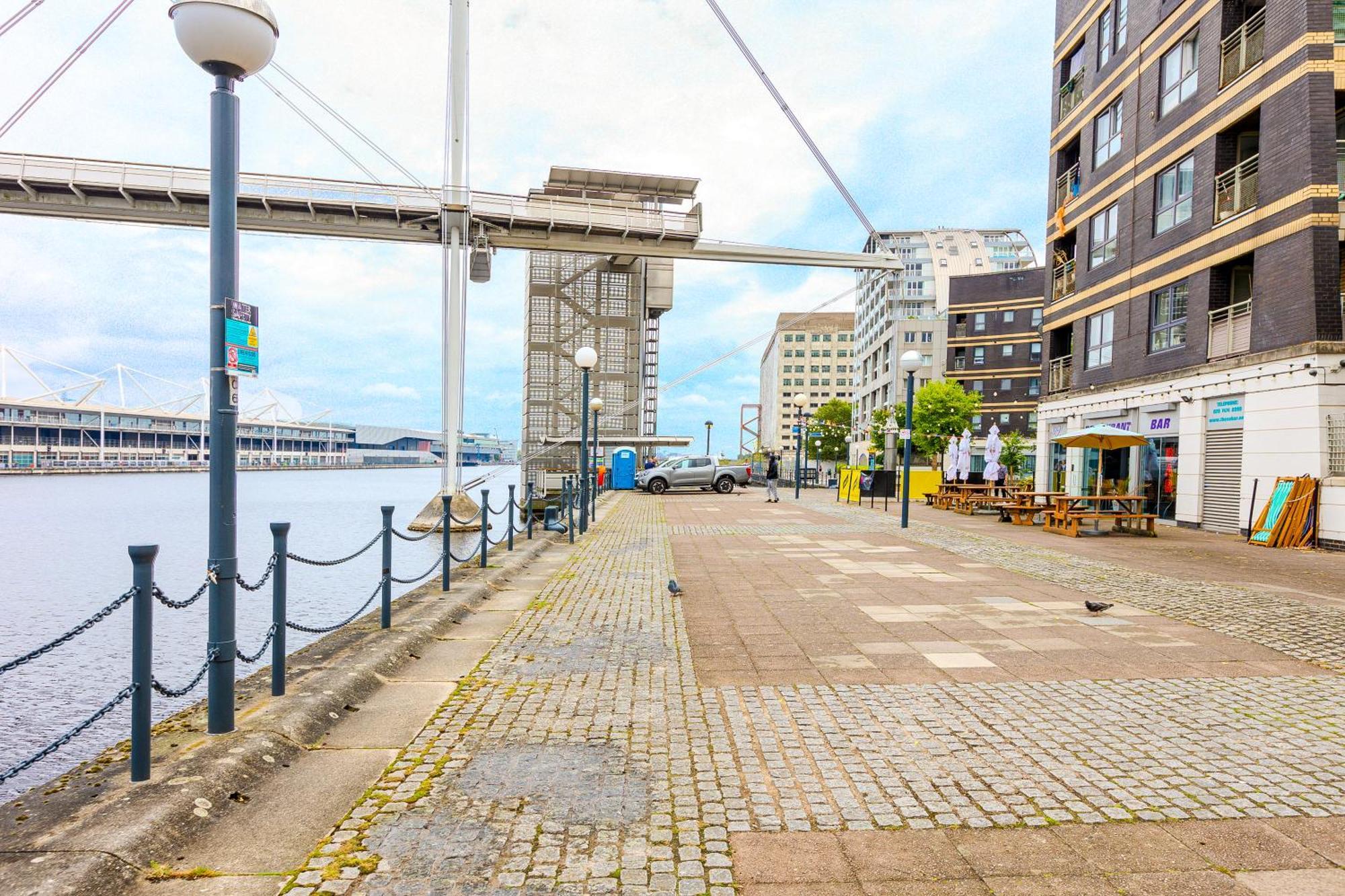 Bright New 2br Flat With Balcony Near Excel *