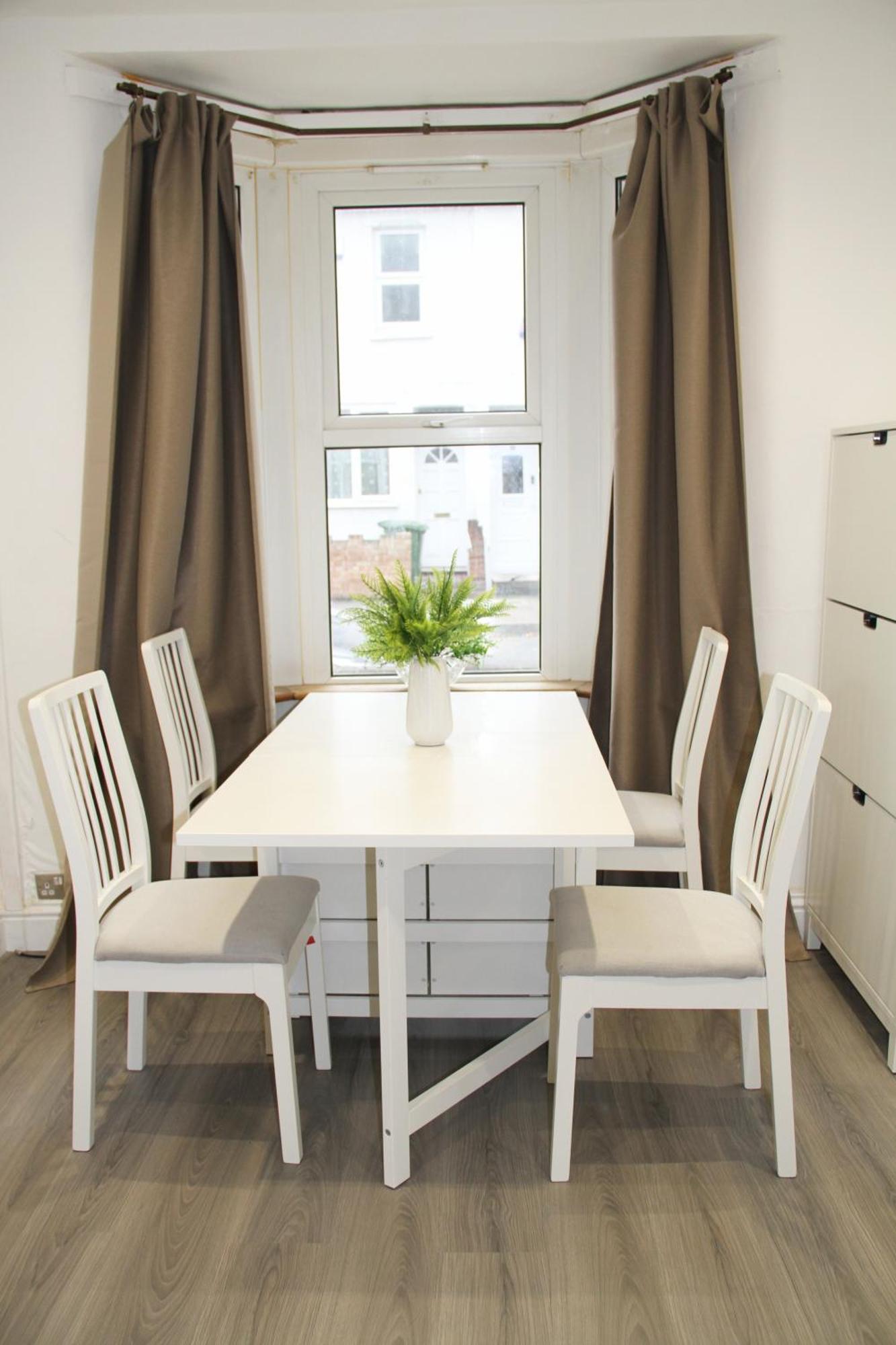 Сasa de vacaciones No 10 Spacious 2-bedroom House In Stratford With Parking For Up To Six Londres