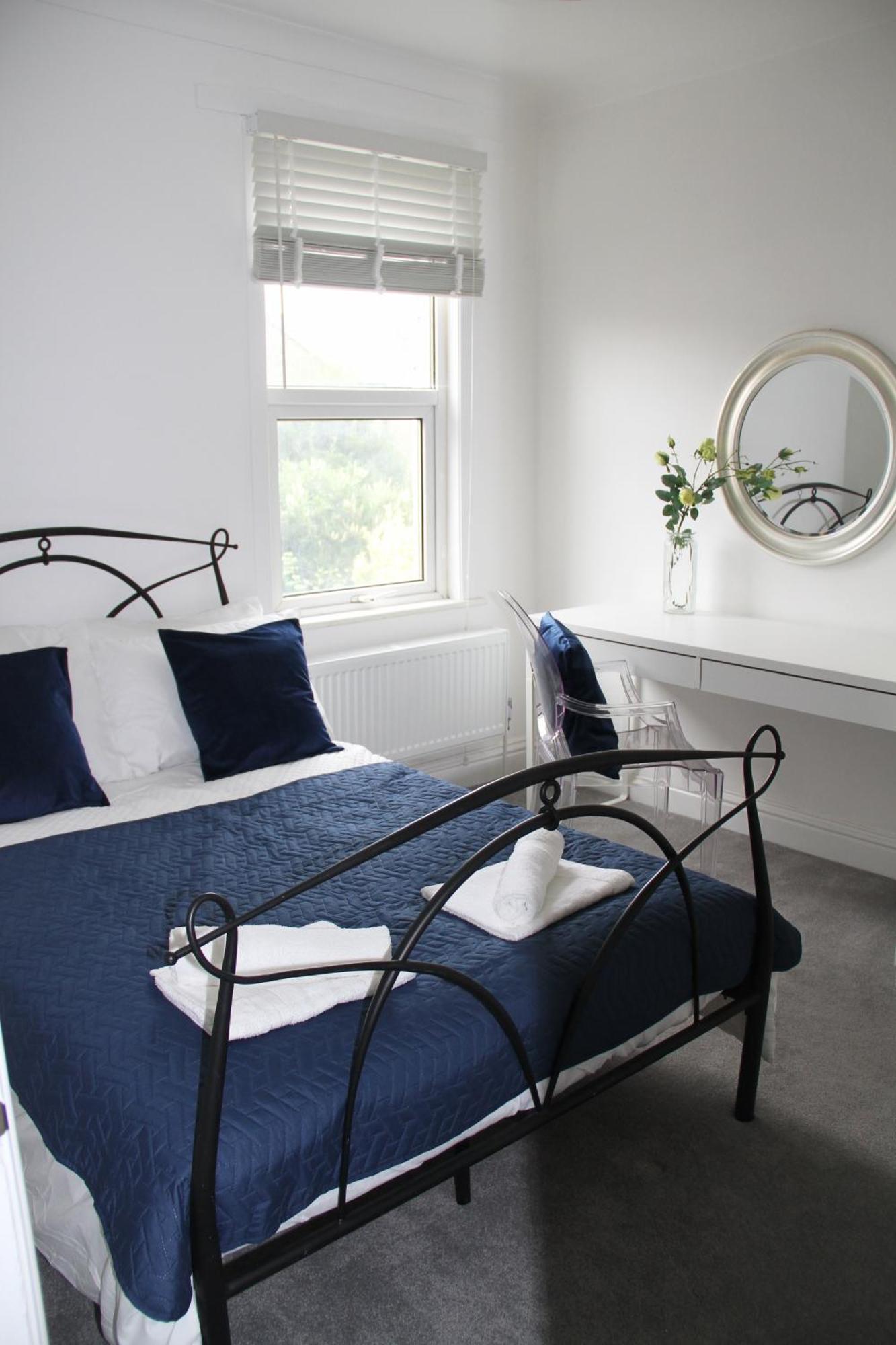 No 10 Spacious 2-bedroom House In Stratford With Parking For Up To Six Сasa de vacaciones *