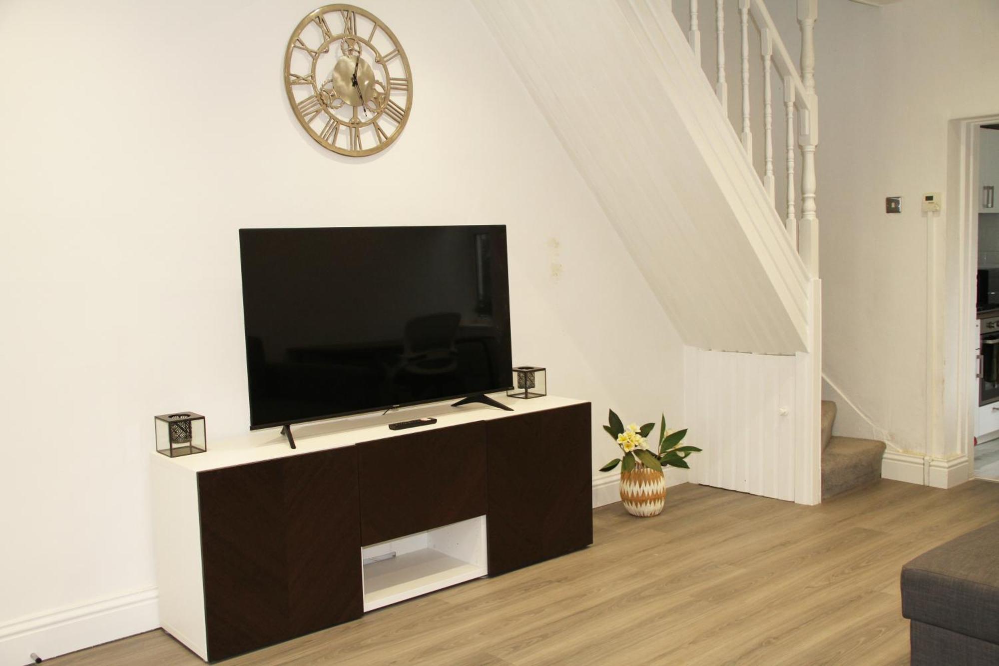 Сasa de vacaciones No 10 Spacious 2-bedroom House In Stratford With Parking For Up To Six *
