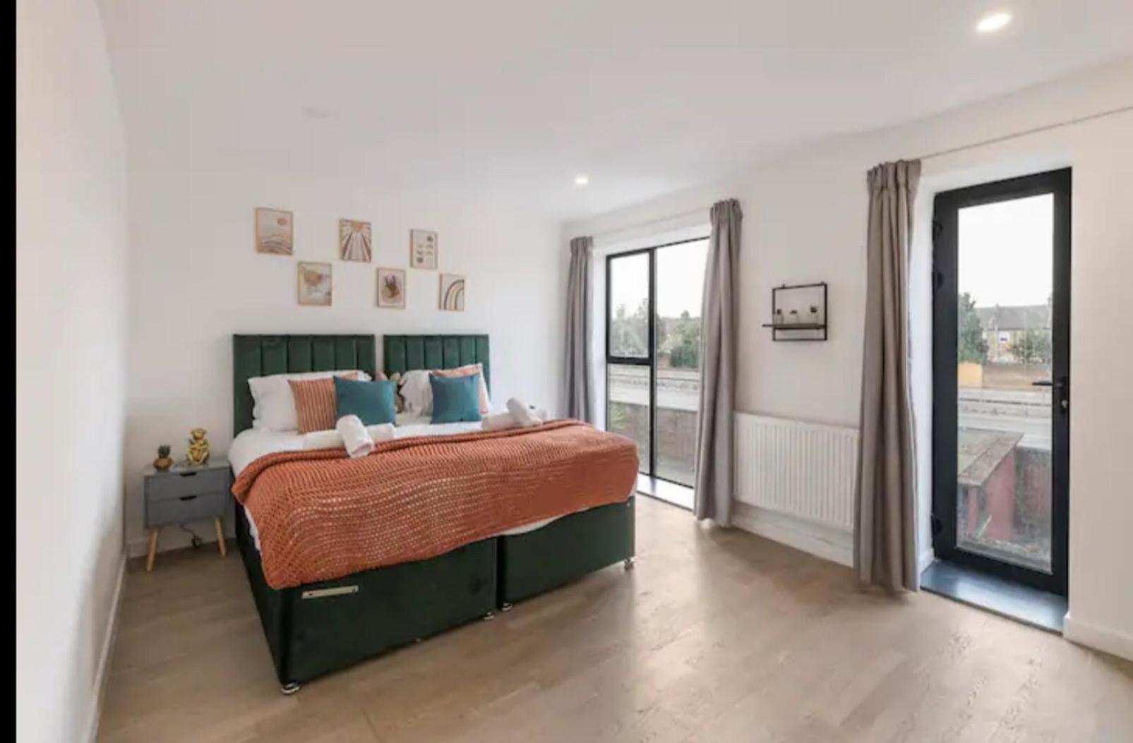 3 Bedrooms 2baths 3 Toilets Excel City Airport O2 Sleeps Up To 7, Londres