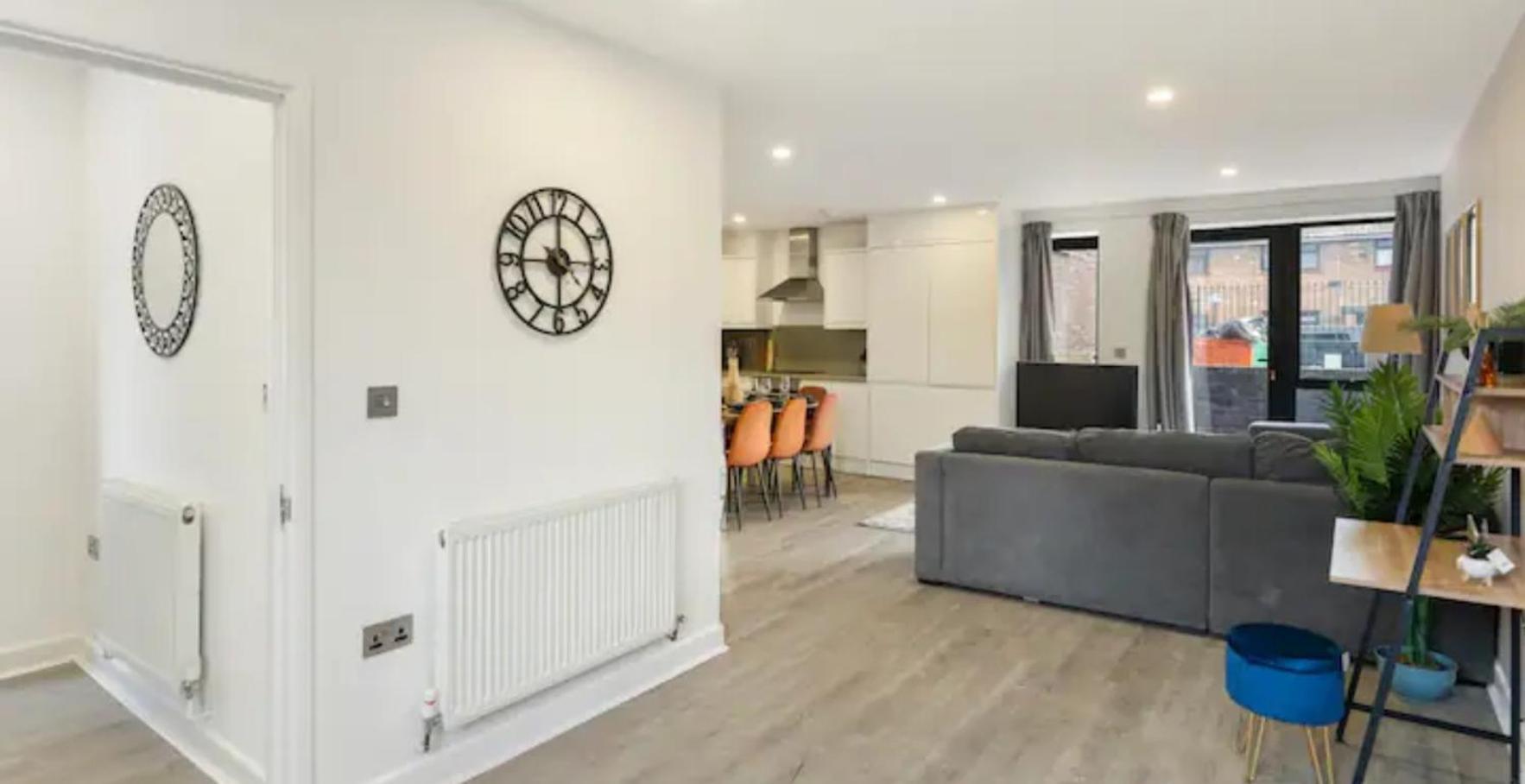 3 Bedrooms 2baths 3 Toilets Excel City Airport O2 Sleeps Up To 7,