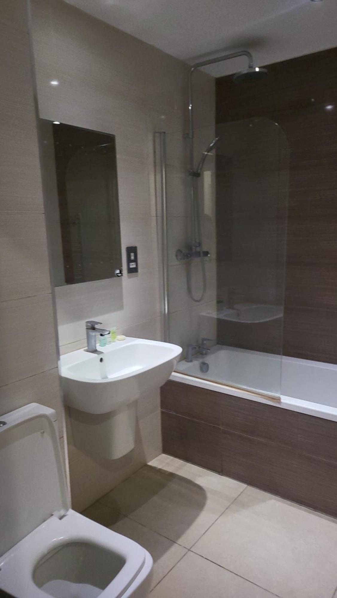 Apartamento 3 Bedrooms 2baths 3 Toilets Excel City Airport O2 Sleeps Up To 7, *