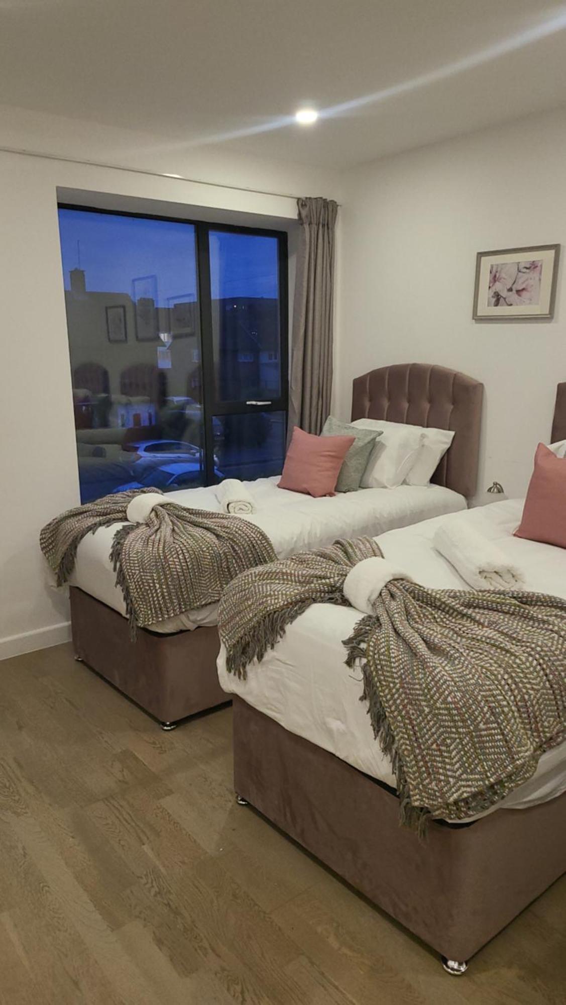 3 Bedrooms 2baths 3 Toilets Excel City Airport O2 Sleeps Up To 7, *