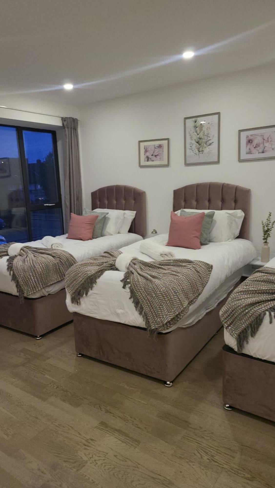 3 Bedrooms 2baths 3 Toilets Excel City Airport O2 Sleeps Up To 7, Londres