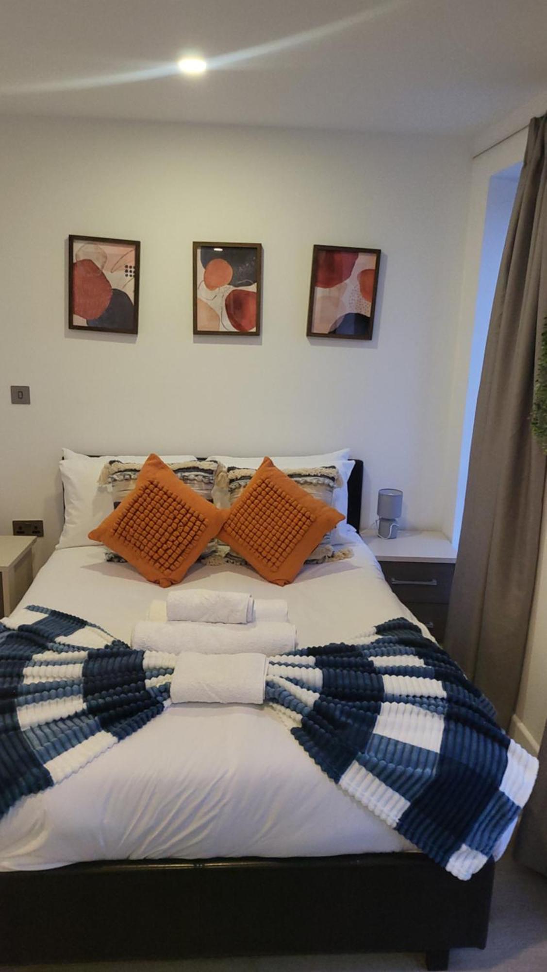3 Bedrooms 2baths 3 Toilets Excel City Airport O2 Sleeps Up To 7, *