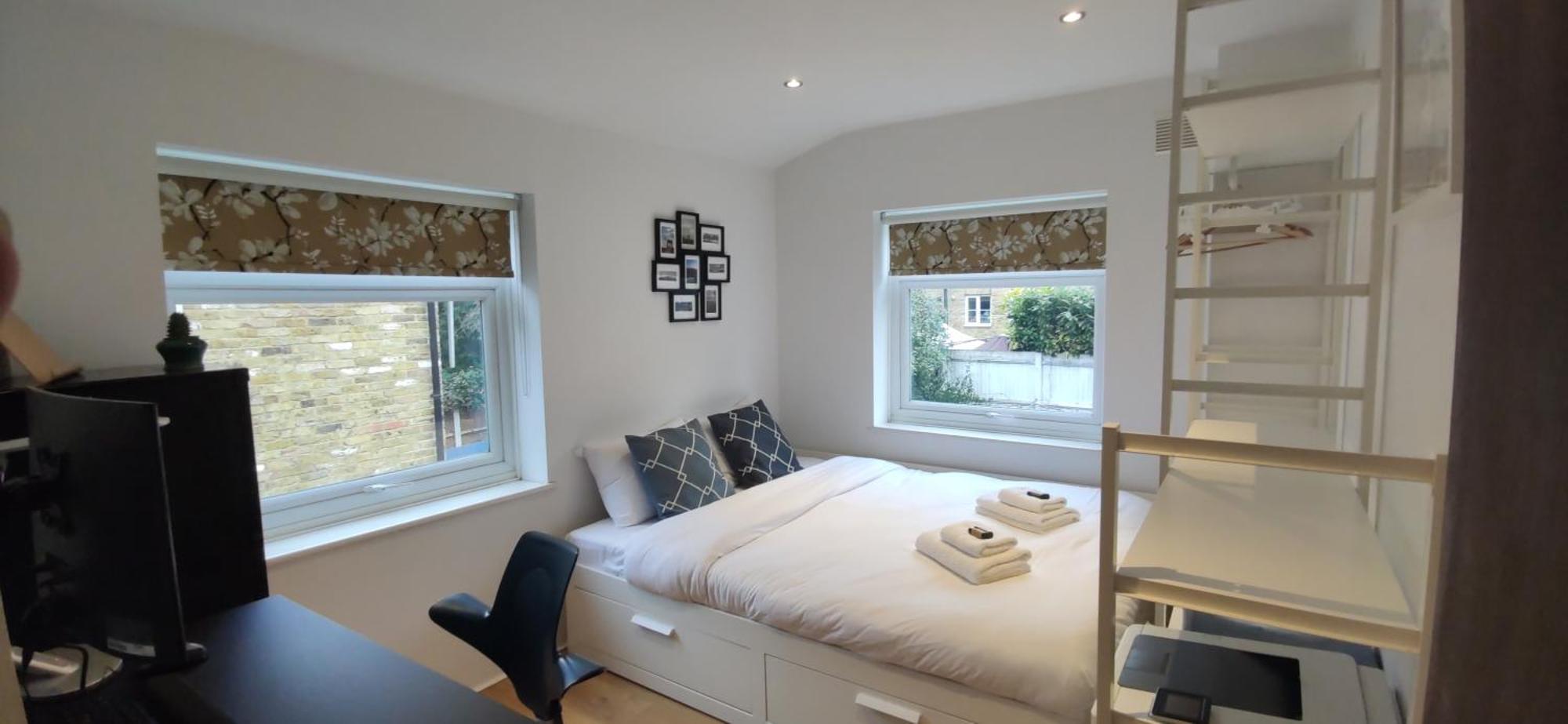 Сasa de vacaciones Chic Semi-detached House With A Private Garden, Se