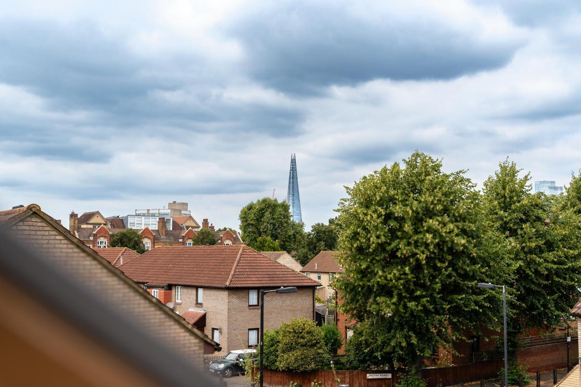 Shard View 3 Bed Entire Holiday home *