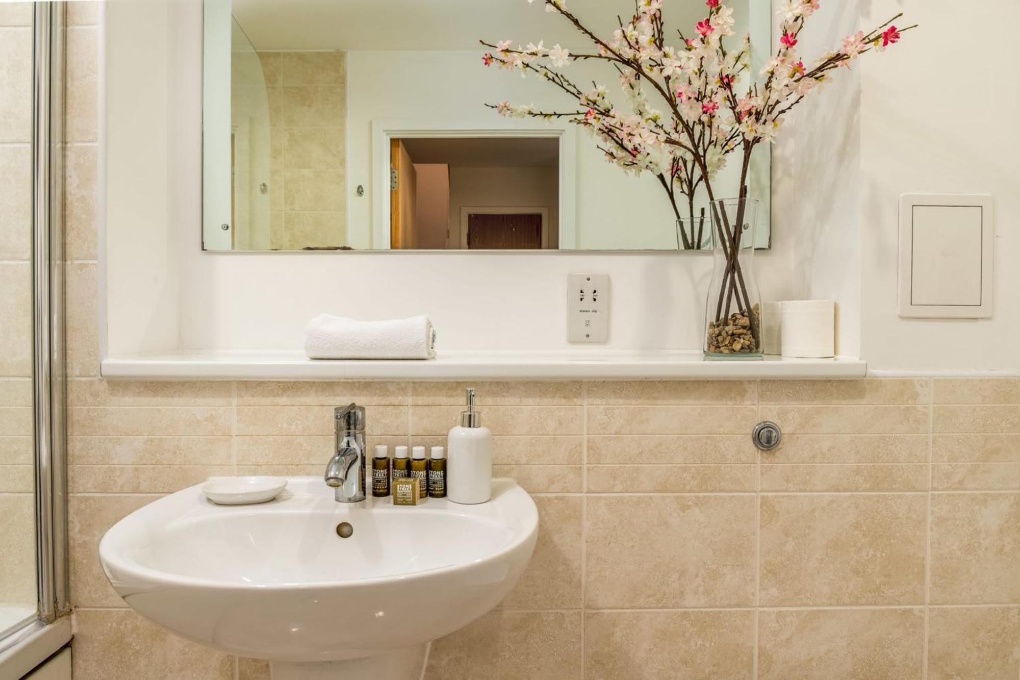 Modern Comfort Stratford 3br Duplex Apartamento