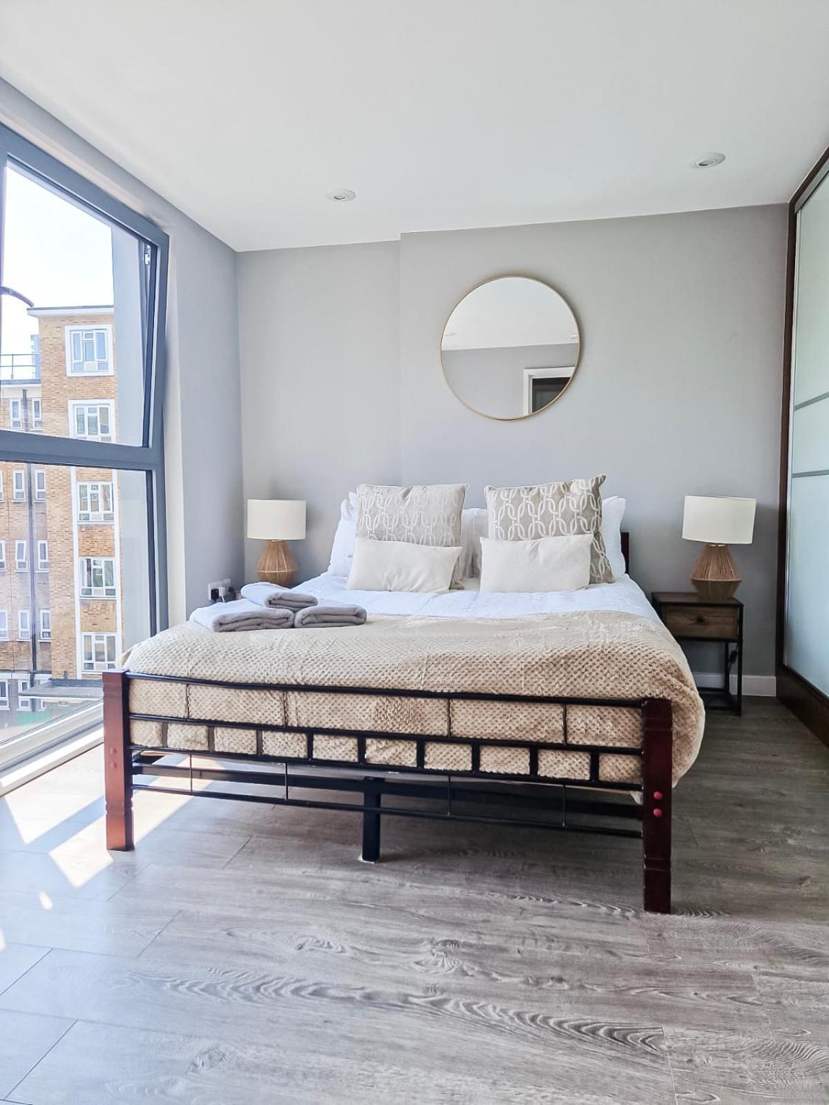 Contemporary With Private Terraces In Shoreditch, Hoxton, Islington *
