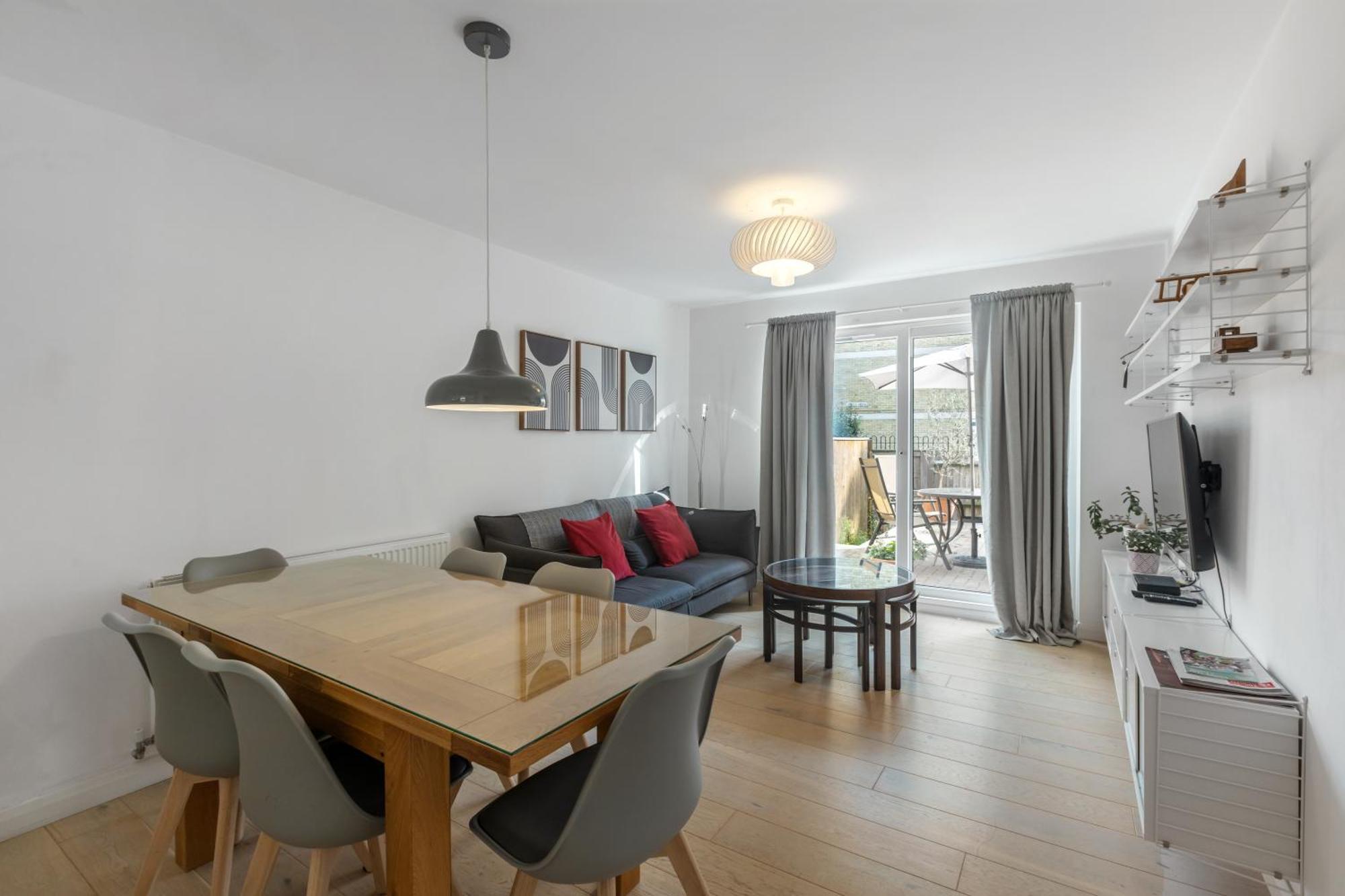 4 Bed 2 Bath - Modern Flat Right On Columbia Road! Holiday home London