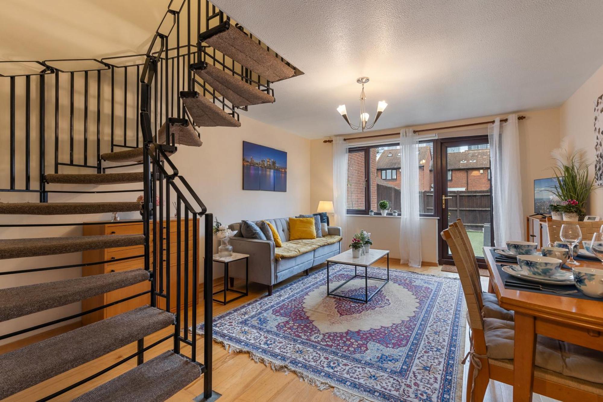 Cosy Canary Wharf House London
