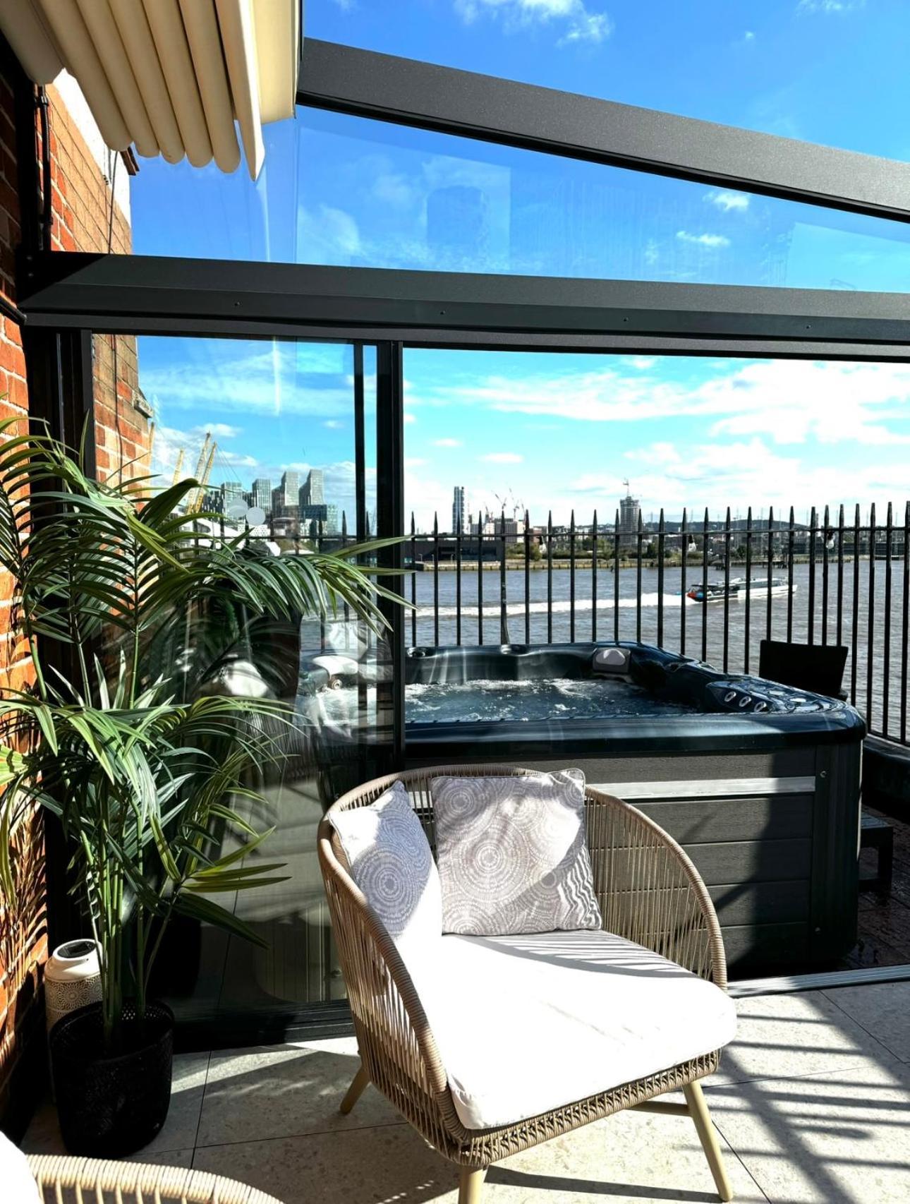 3 X Bedroom Riverside Flat With Hot Tub On Roof Terrace