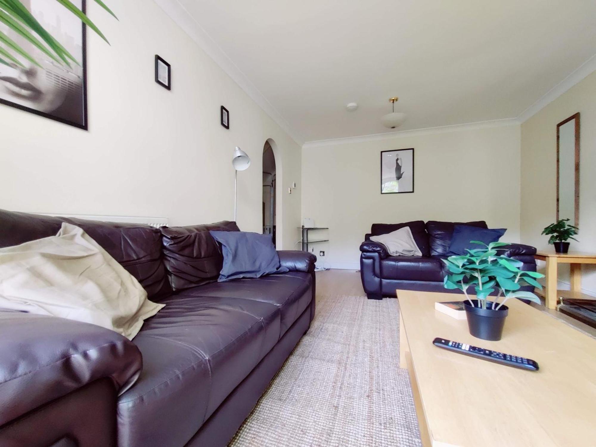 Hébergement de vacances Spacious 3 Bedroom Whitechapel - 9 Mins From Tower Bridge With Free Parking & Garden