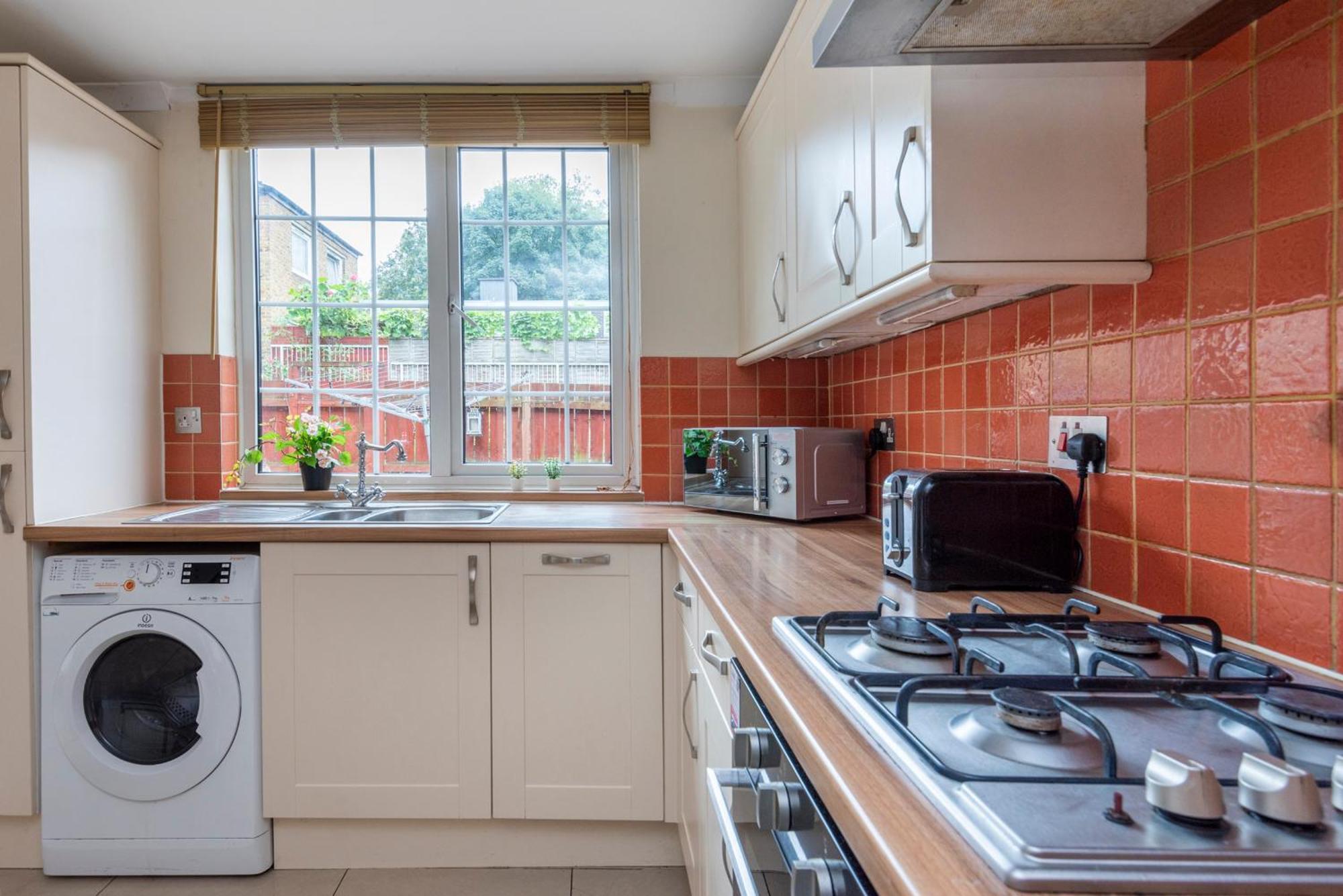 Spacious 3 Bedroom Whitechapel - 9 Mins From Tower Bridge With Free Parking & Garden *
