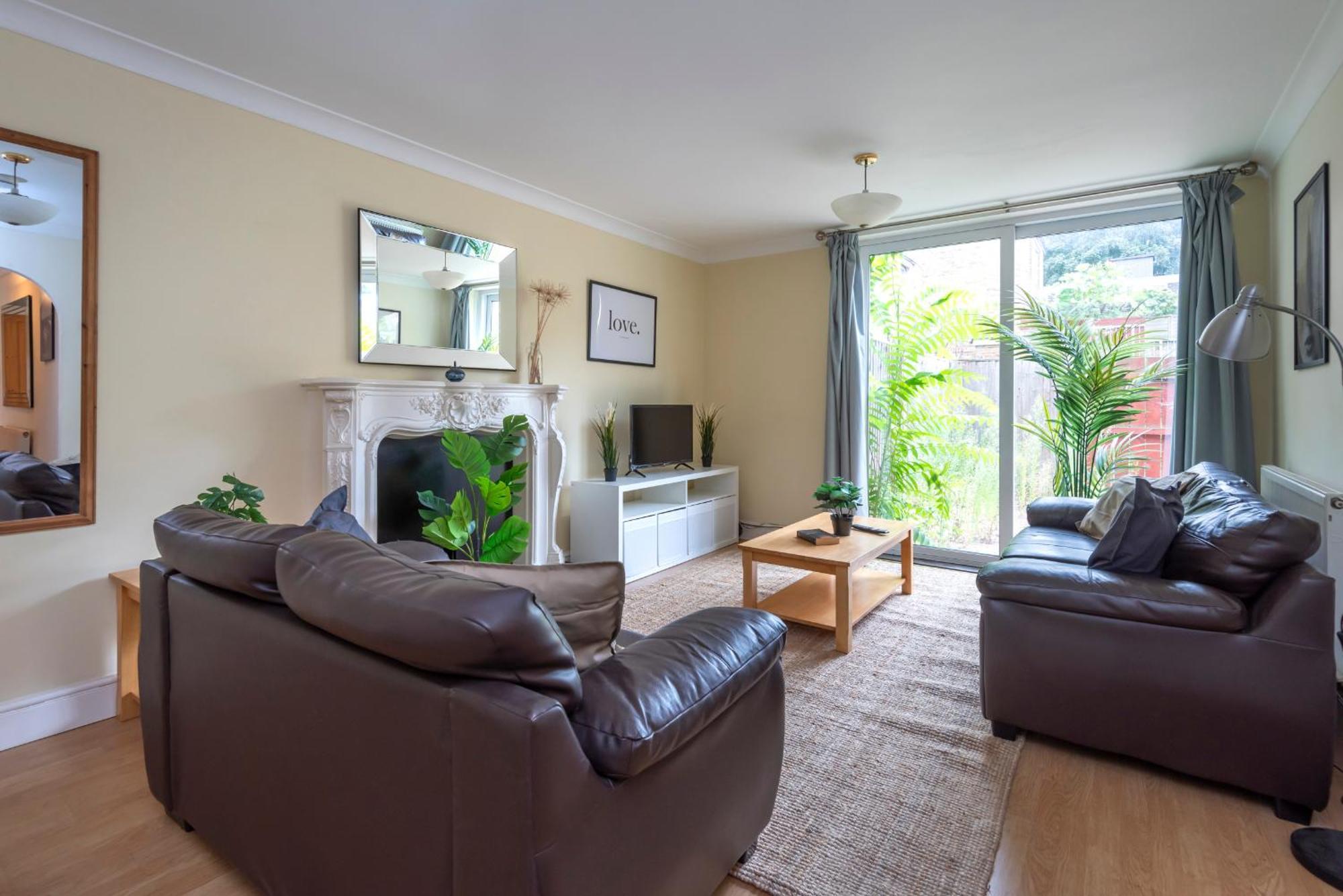Spacious 3 Bedroom Whitechapel - 9 Mins From Tower Bridge With Free Parking & Garden *
