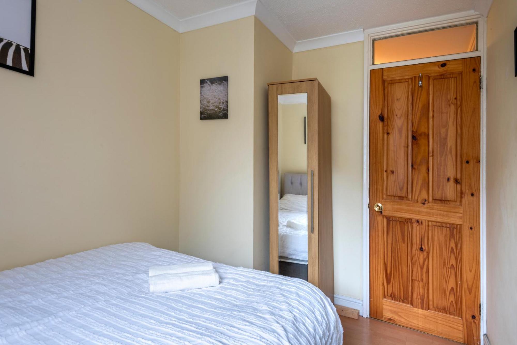 Spacious 3 Bedroom Whitechapel - 9 Mins From Tower Bridge With Free Parking & Garden Hébergement de vacances *