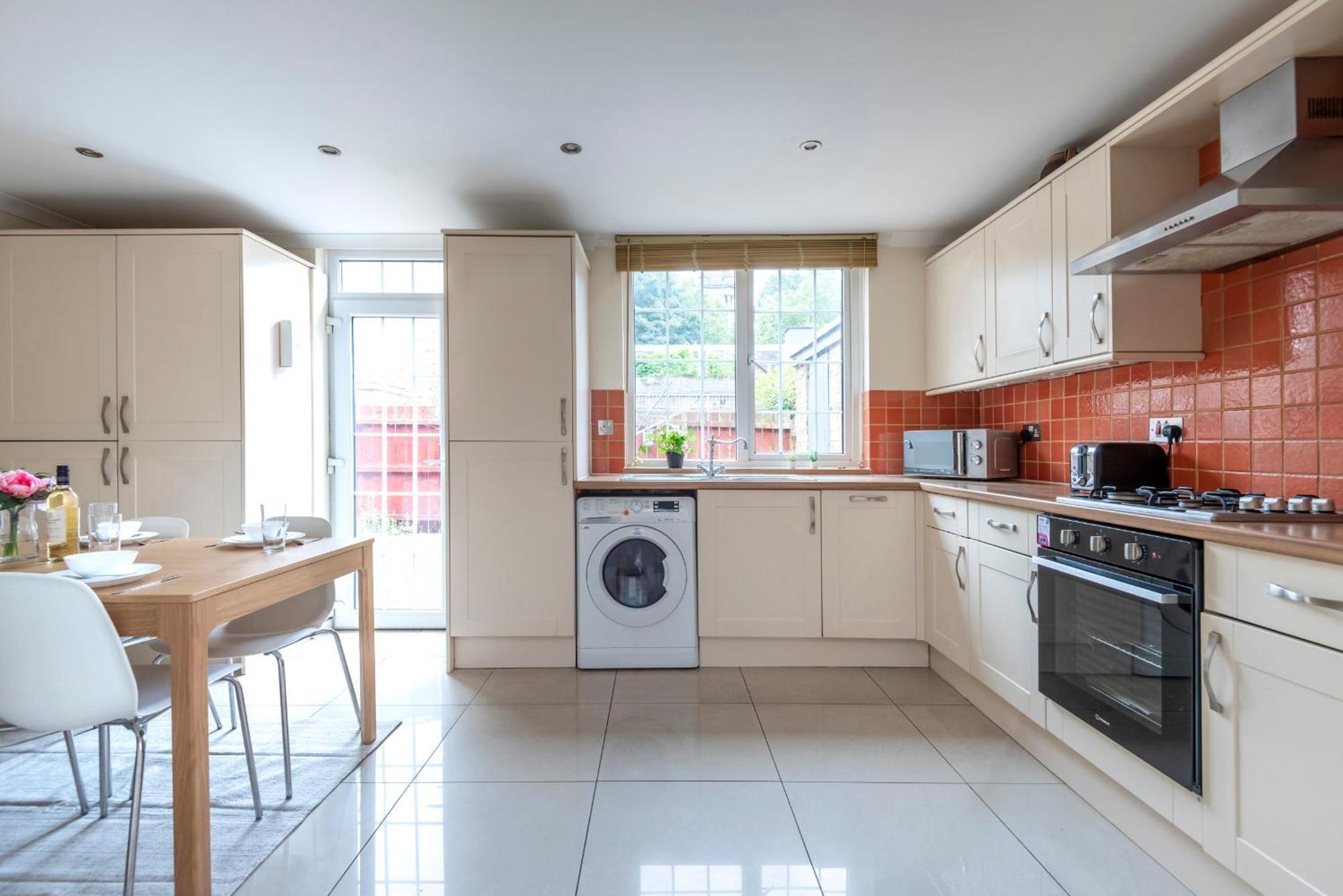 Spacious 3 Bedroom Whitechapel - 9 Mins From Tower Bridge With Free Parking & Garden *