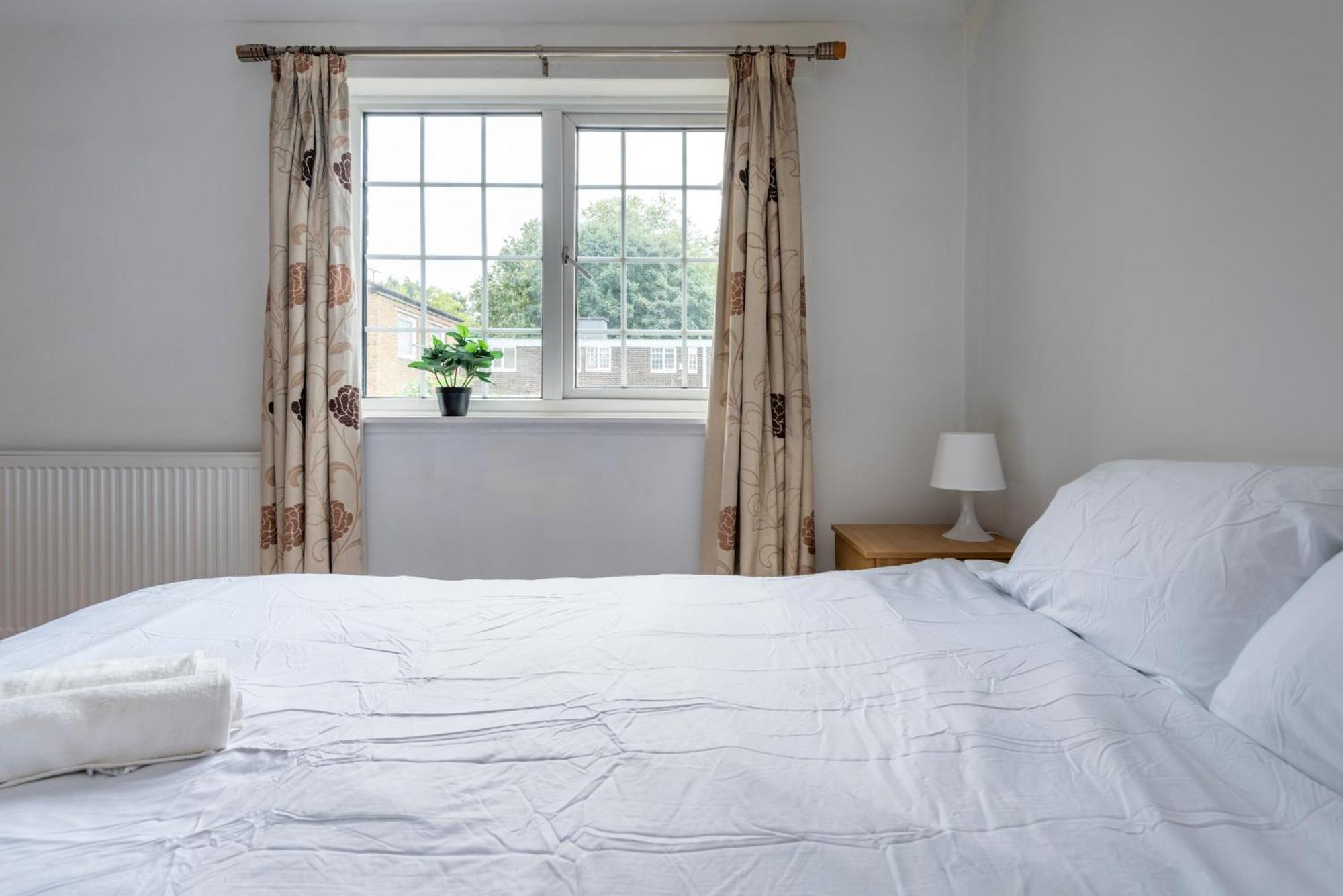 Spacious 3 Bedroom Whitechapel - 9 Mins From Tower Bridge With Free Parking & Garden Hébergement de vacances *