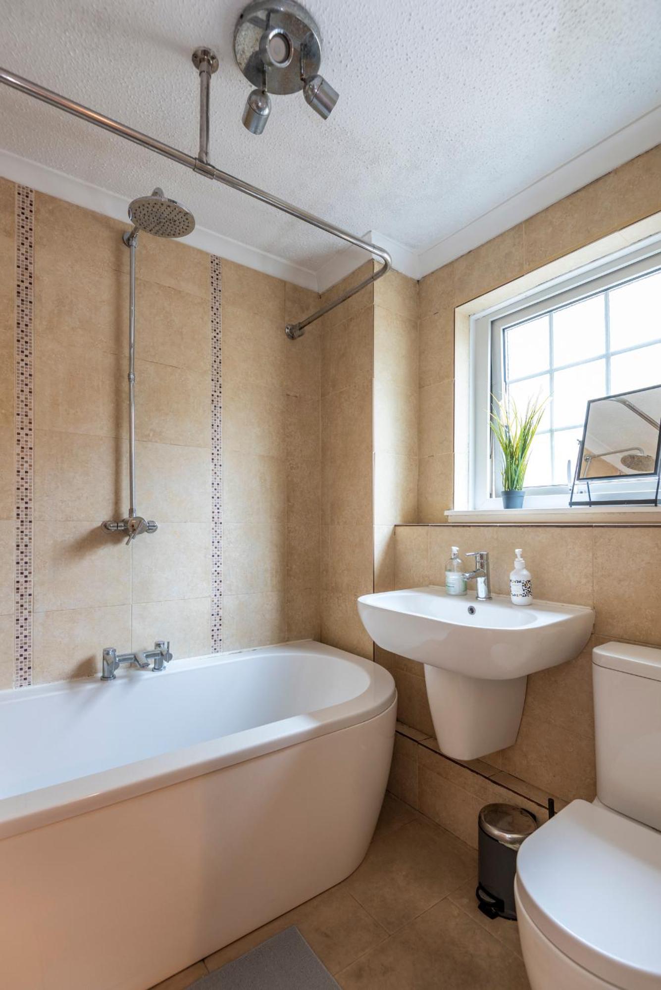 Spacious 3 Bedroom Whitechapel - 9 Mins From Tower Bridge With Free Parking & Garden * Londres