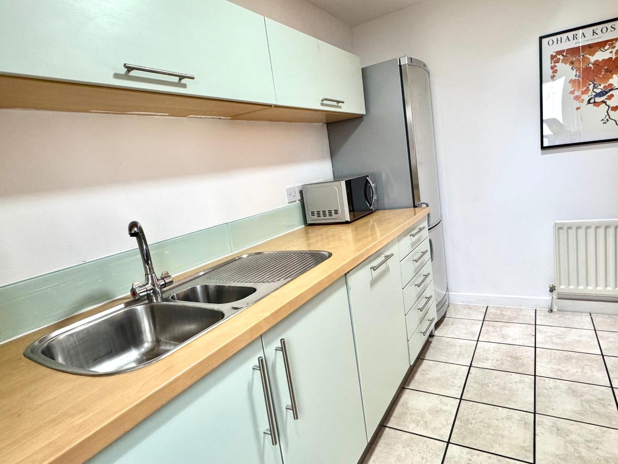 2 Bed, 2 Bath, Ground Floor Whole With Parking, Near & Stratford, Close To Station, Zone 2 * Londres