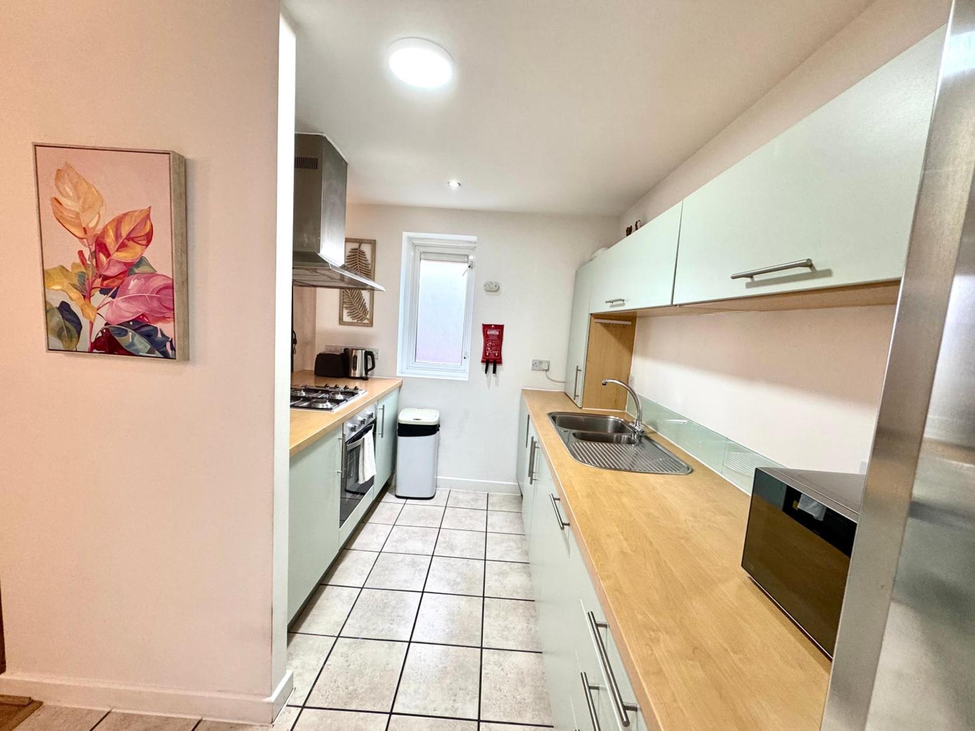 Apartamento 2 Bed, 2 Bath, Ground Floor Whole With Parking, Near & Stratford, Close To Station, Zone 2 *