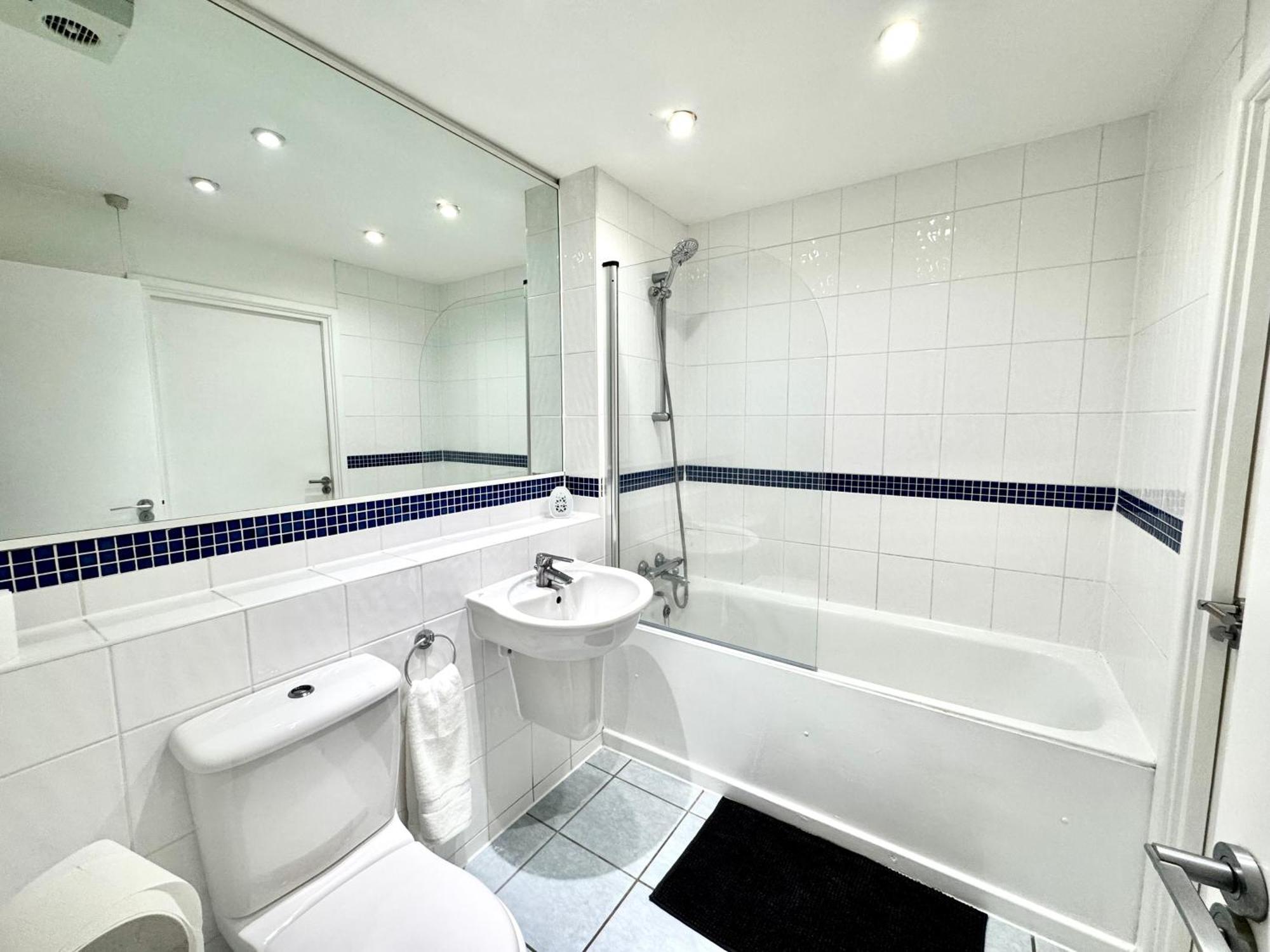 2 Bed, 2 Bath, Ground Floor Whole With Parking, Near & Stratford, Close To Station, Zone 2 * Londres