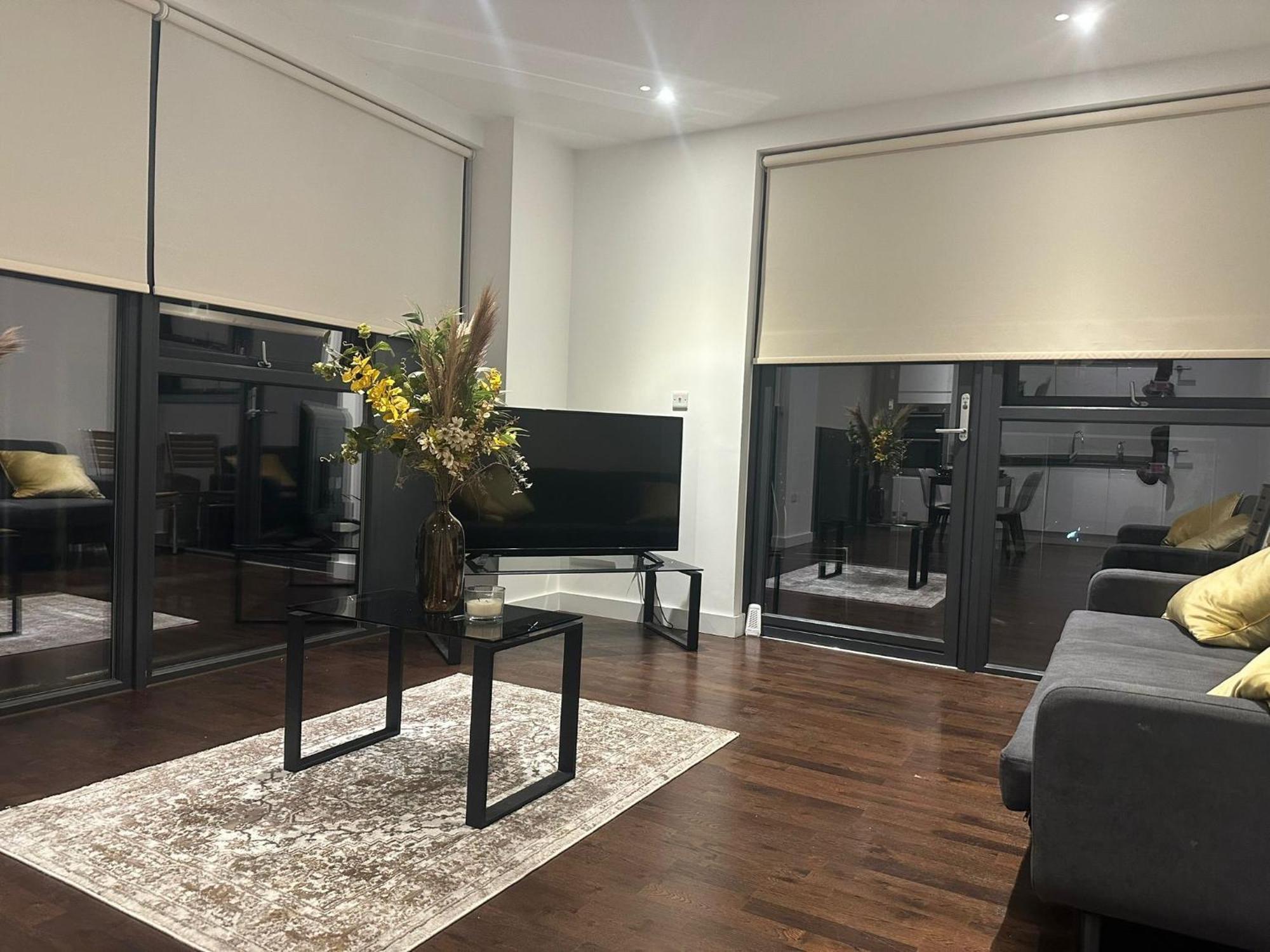 A Beautiful Two Bedroom Two Bathroom Apartment, A Few Minutes From The Iconic 02 Arena Londres