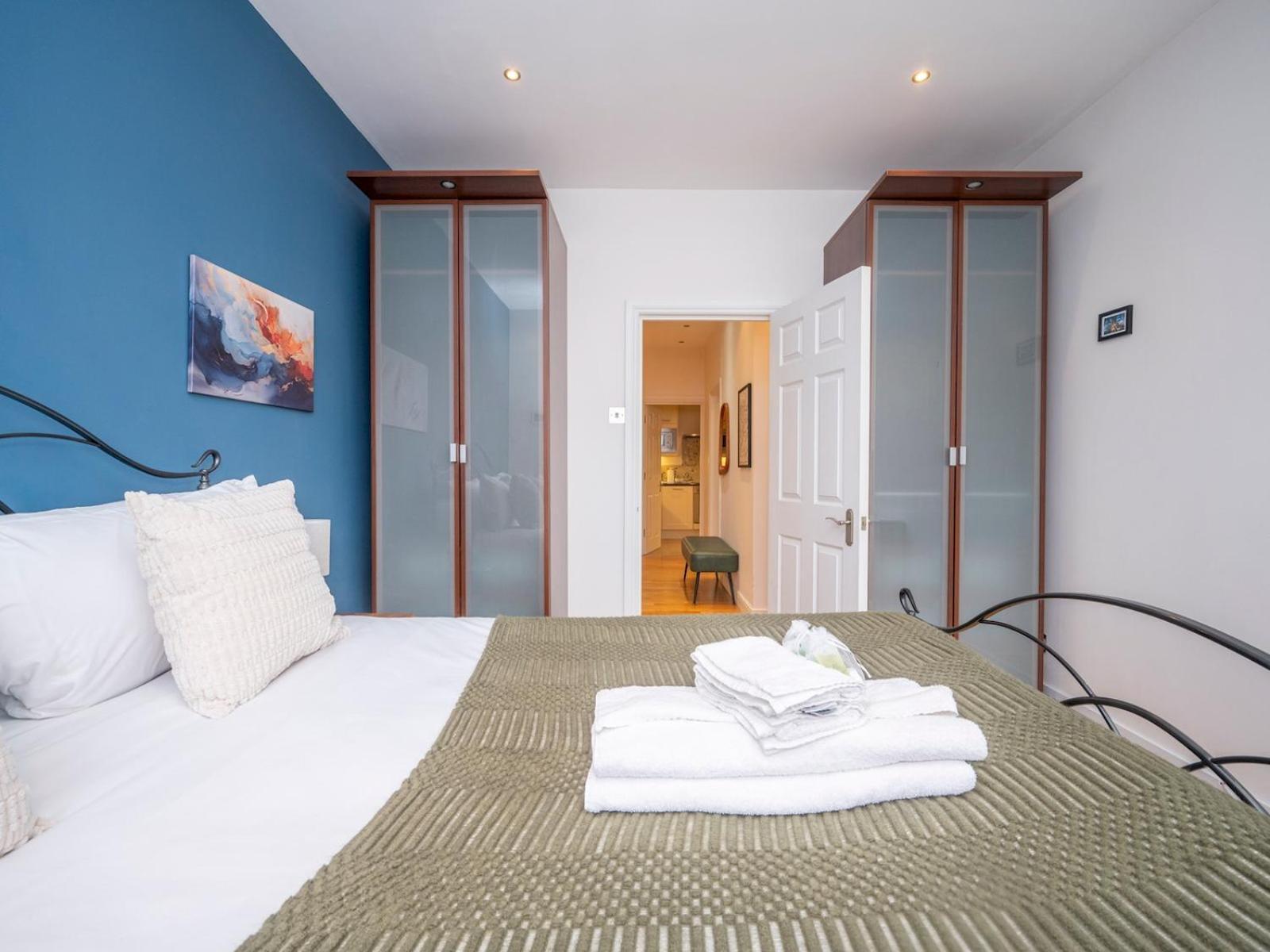 Appartement Gated Riverside Se16 With Parking Pass The Keys