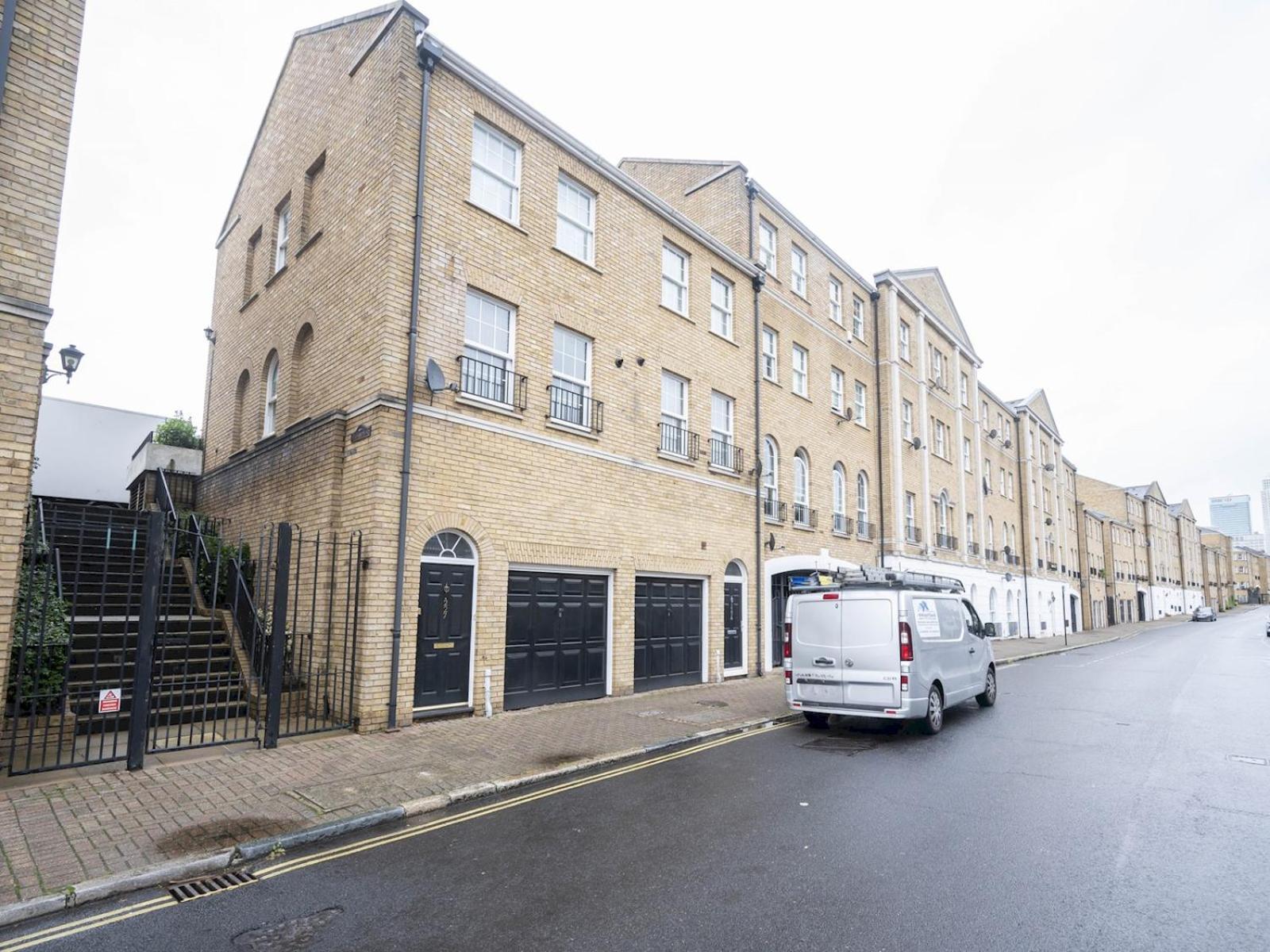 Appartement Gated Riverside Se16 With Parking Pass The Keys Londres