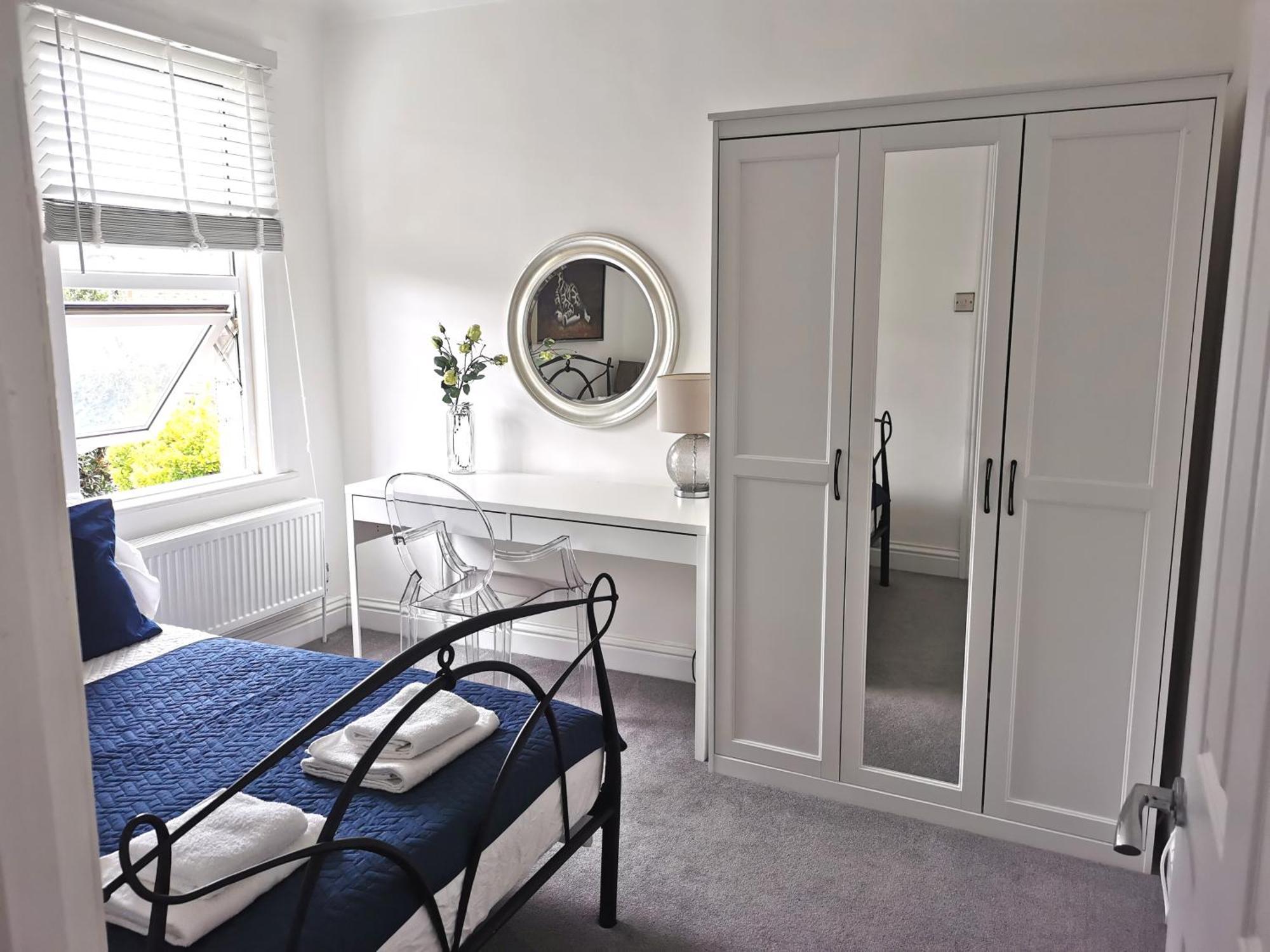 No 10 Spacious 2-bedroom House In Stratford With Parking For Up To Six Сasa de vacaciones *
