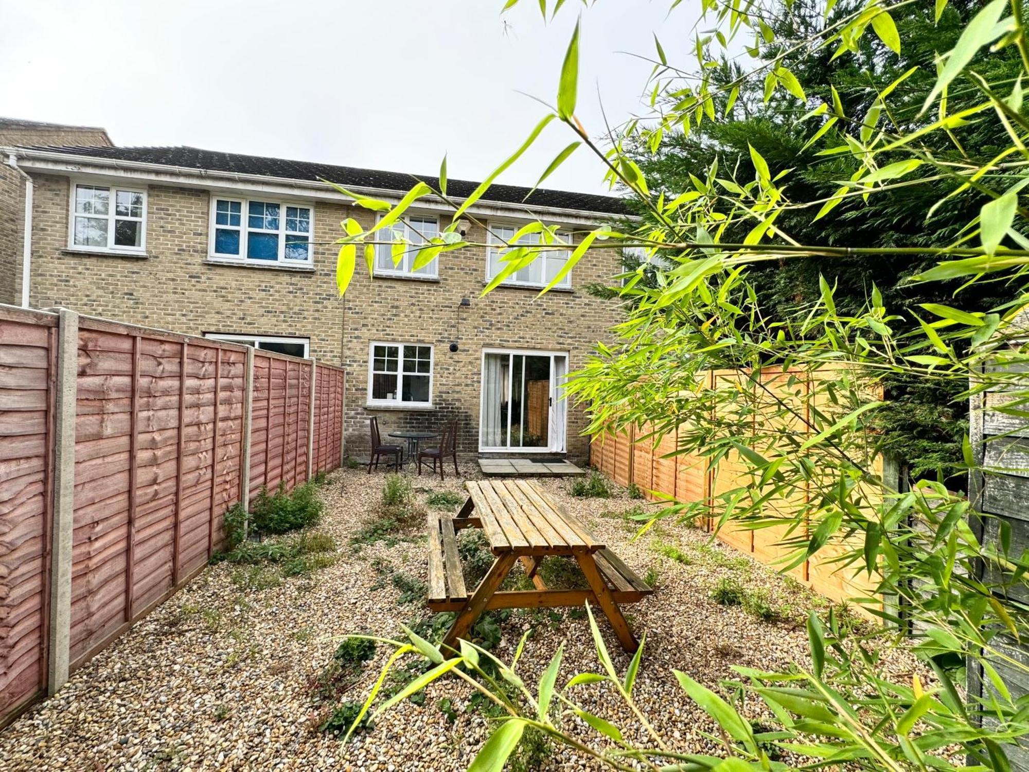 3 Bed House With Parking And Garden Near Tower Bridge *